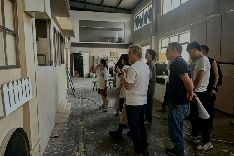Ixmore Art dedicated project team providing on-site client service