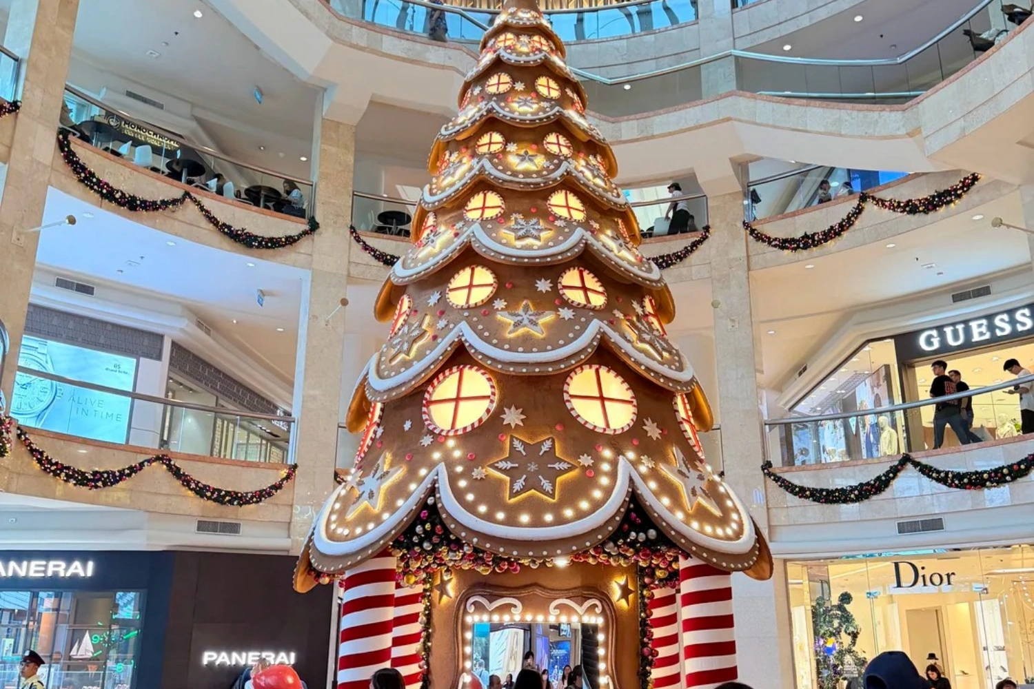 Winter Christmas decorations and design logic in Indonesian commercial districts