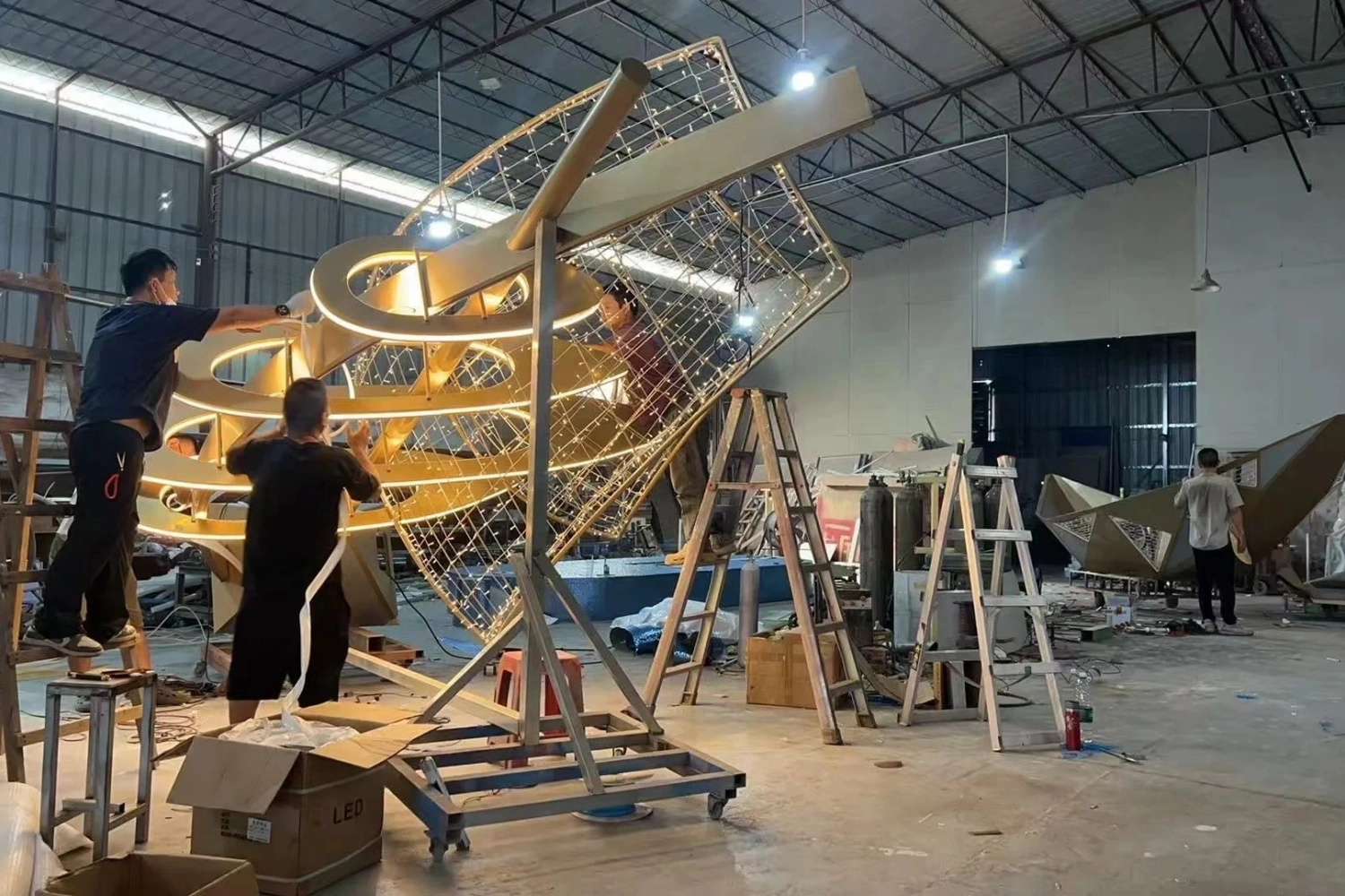 Modular production and pre-assembly for Christmas display installation challenges in Hong Kong shopping malls