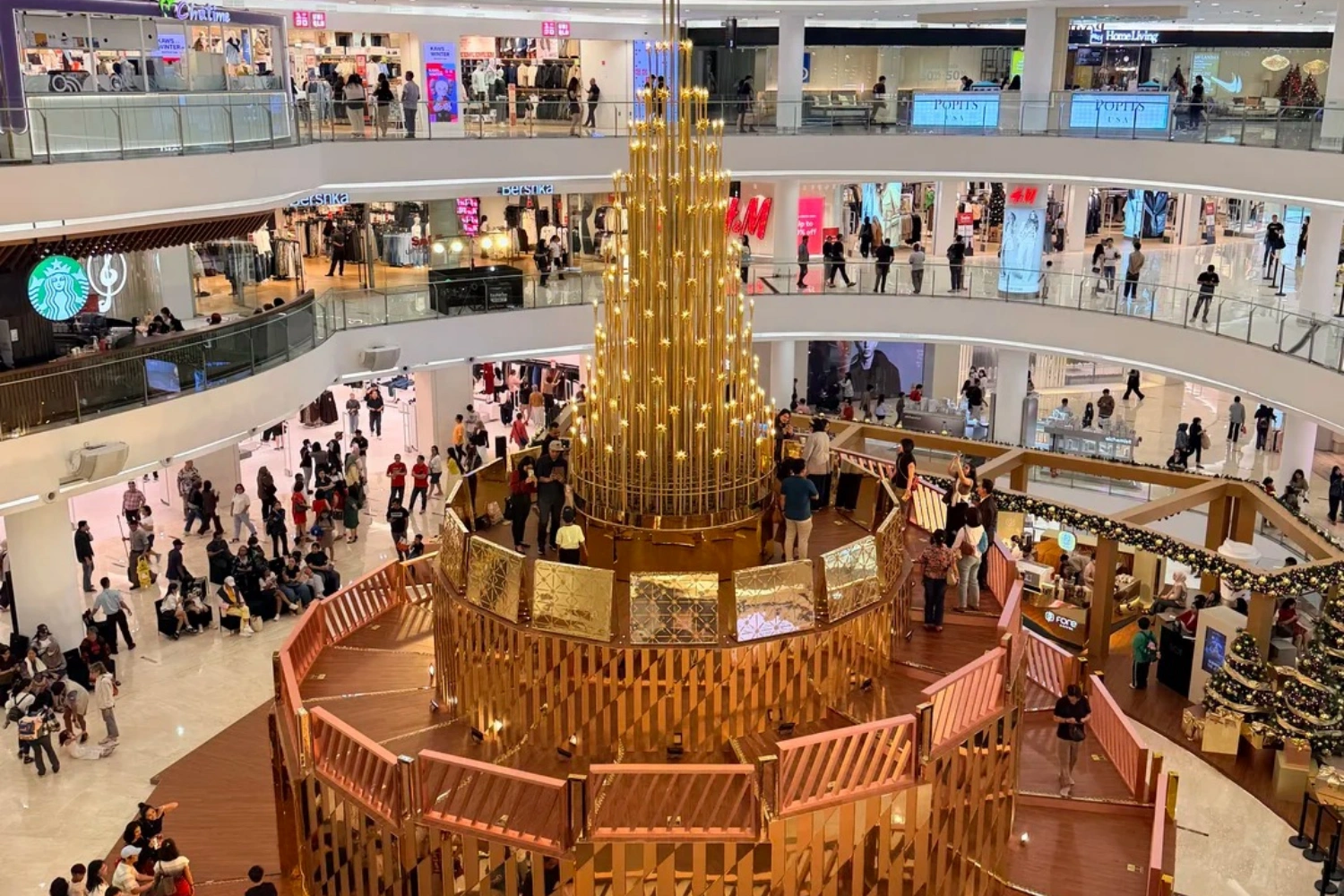 Modular design and custom manufacturing for large-scale commercial Christmas installations