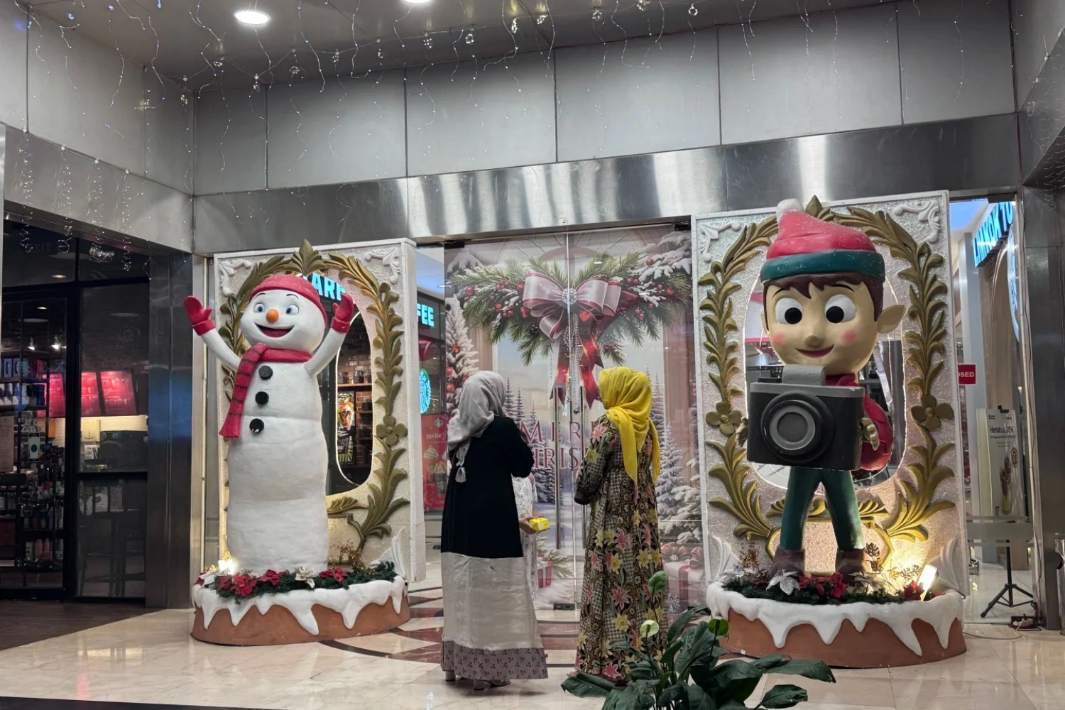 Precision on-site installation and project execution for commercial Christmas displays