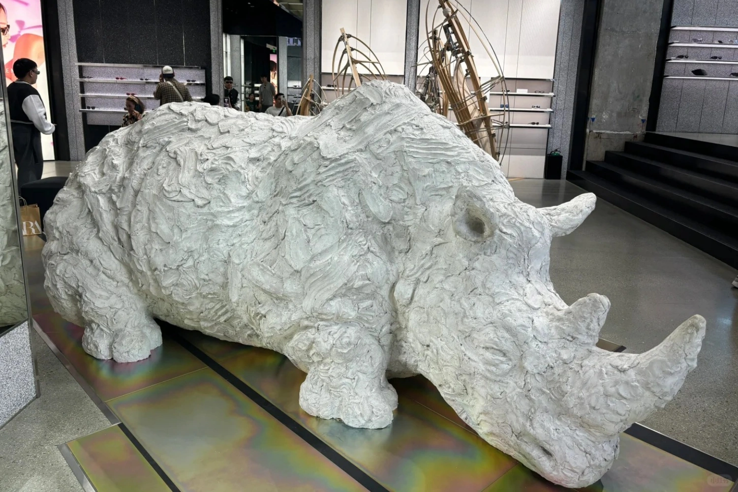 International project coordination, modular construction, and on-site installation of a massive commercial sculpture