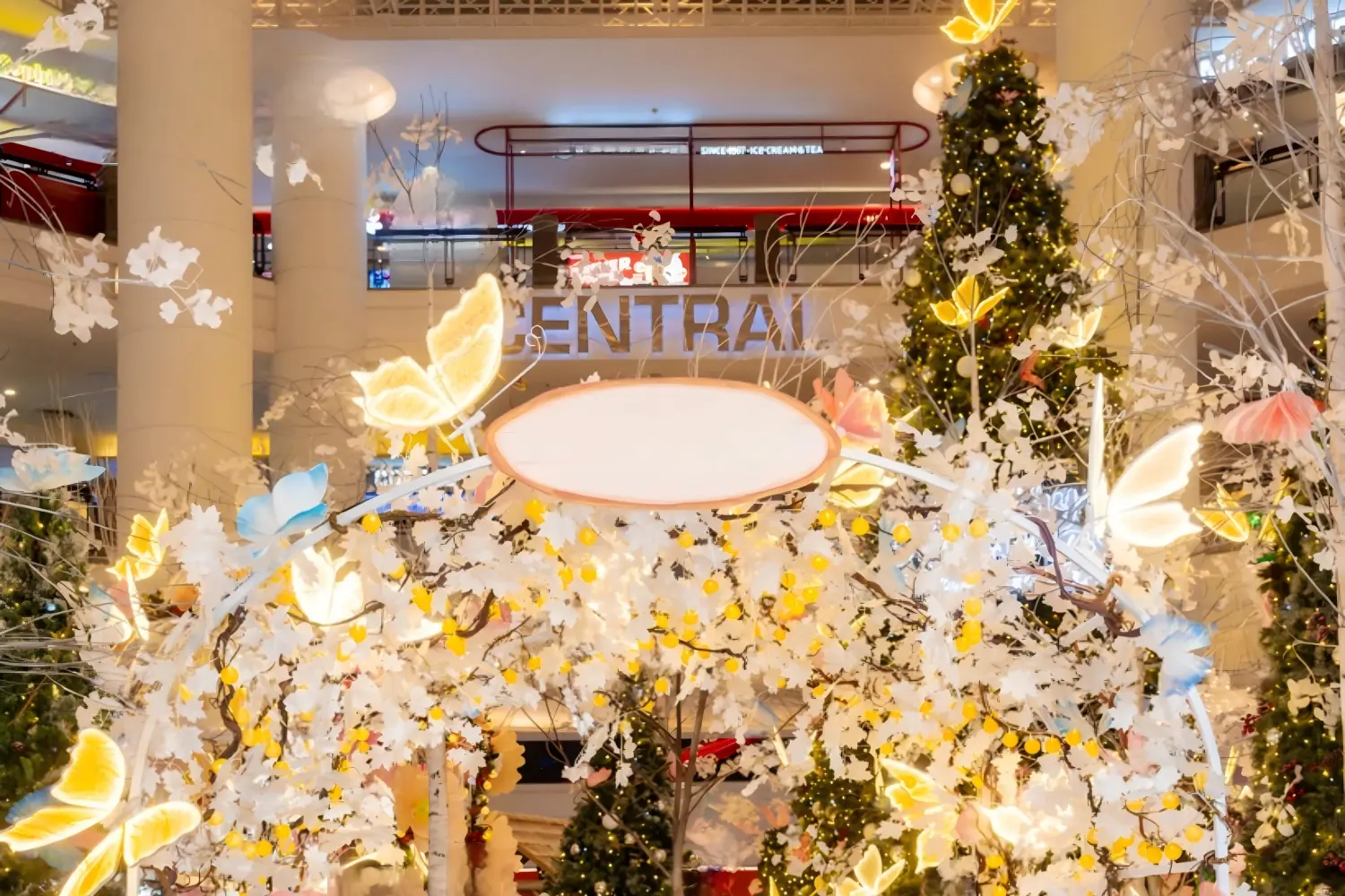 How Can Shopping Malls in Vietnam Stand Out During Seasonal Events? Exploring the Strategies Behind Viral Attraction-Building Installations!