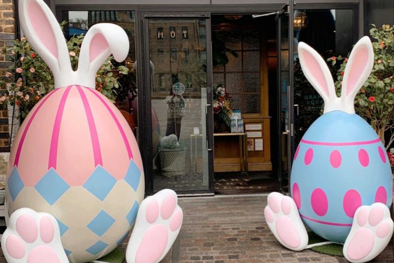 Modular design thinking and rapid installation systems for commercial seasonal displays