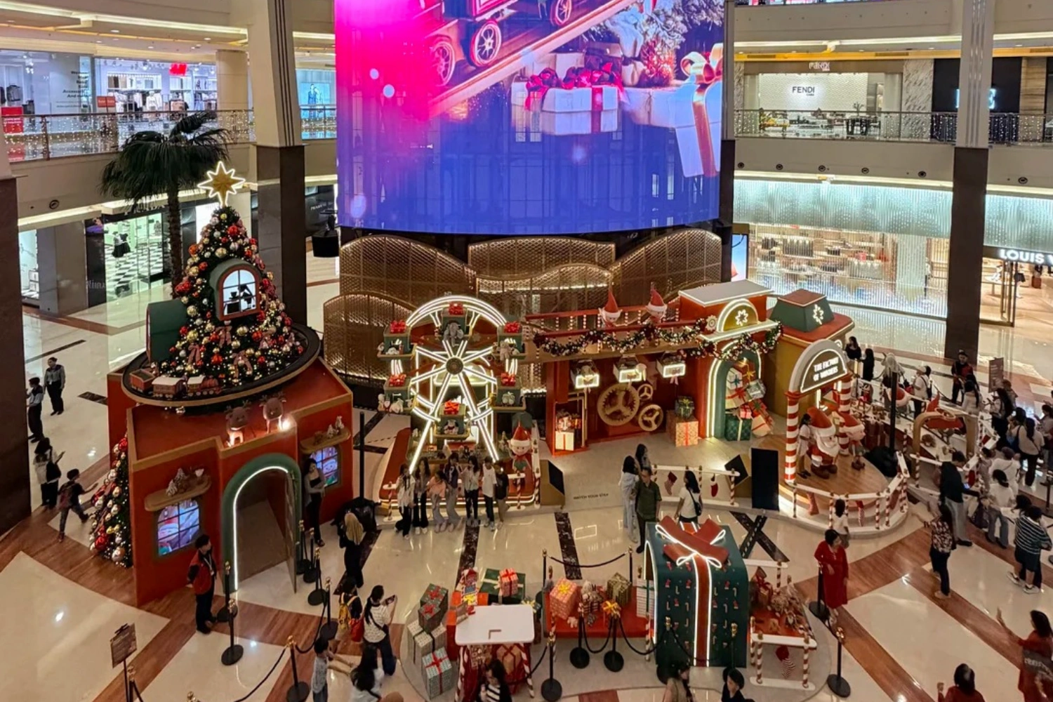 Bringing Winter to the Equator: A Deep Look into the Design and Installation Logic Behind Christmas Decorations in Indonesian Commercial Districts
