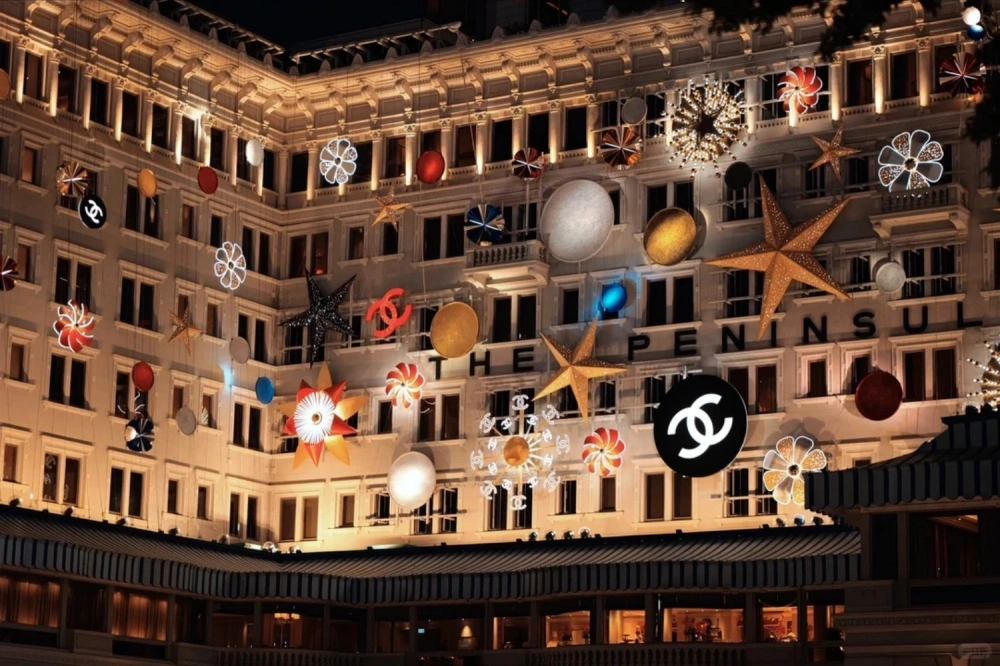 Move Beyond Generic Holiday Décor: One-Stop Christmas Display Solutions for Creating Immersive Retail Experiences