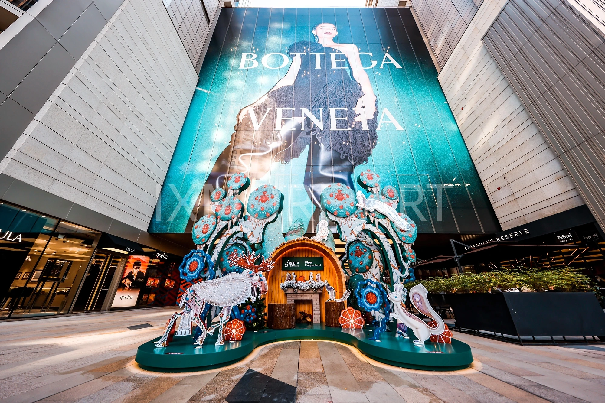Custom Christmas light art installation for Plaza 66, large-scale Christmas prop mall decoration, artist factory custom-made(7)