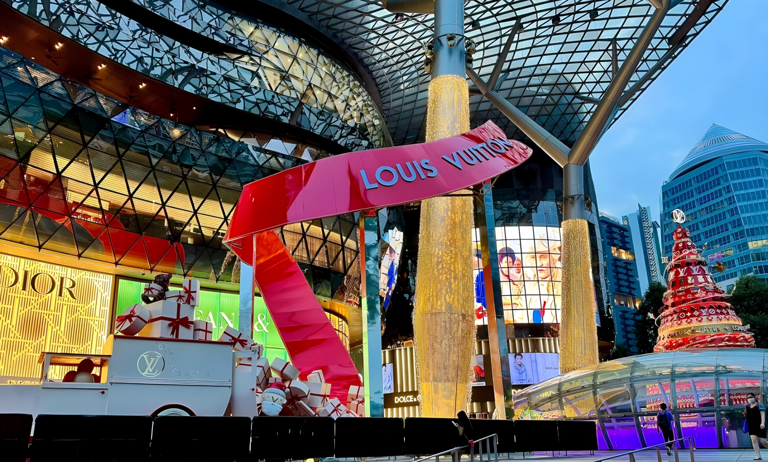 Giant custom-designed Christmas tree with gold and red ornaments, centerpiece of shopping mall festive decoration, custom fabricated by art installation factory for holiday season(2)