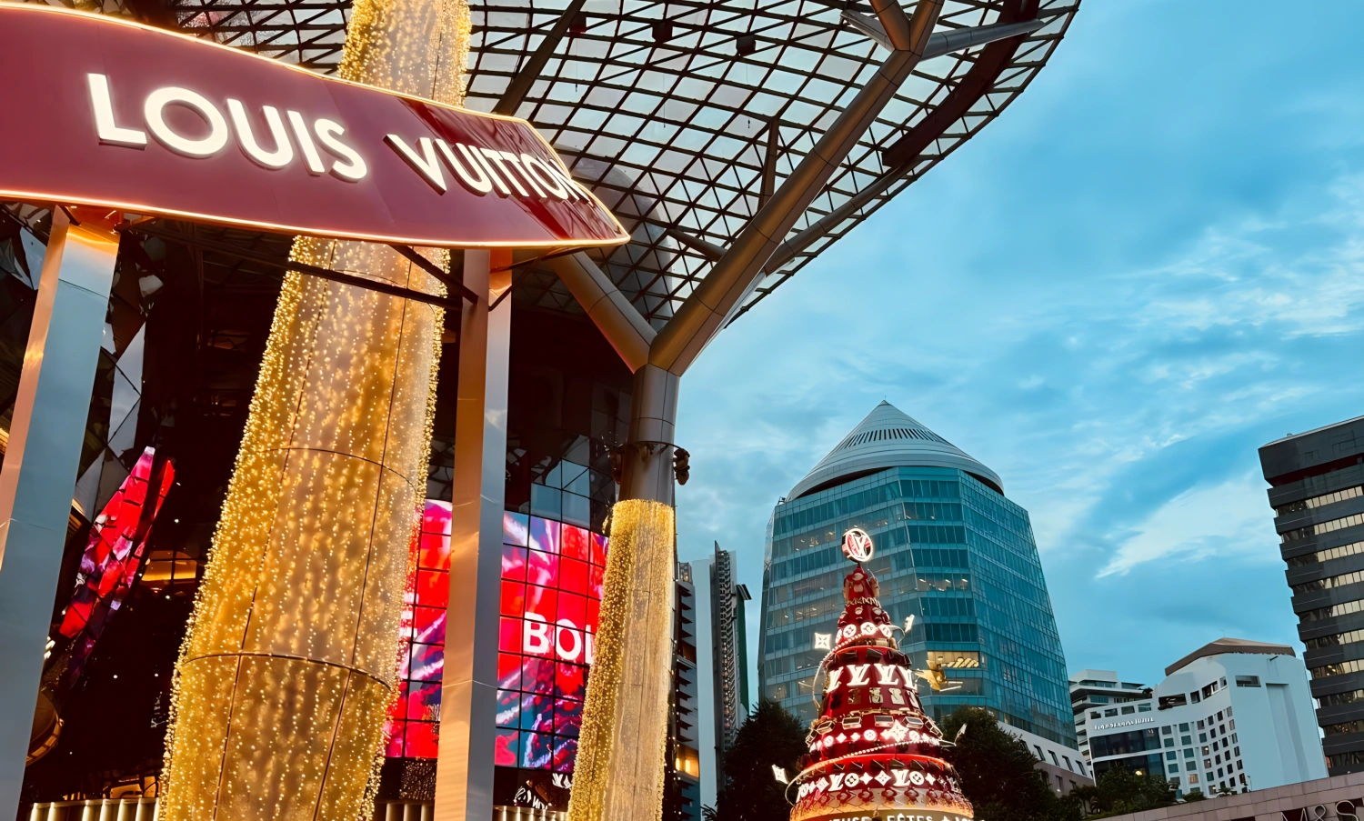 Giant custom-designed Christmas tree with gold and red ornaments, centerpiece of shopping mall festive decoration, custom fabricated by art installation factory for holiday season(3)