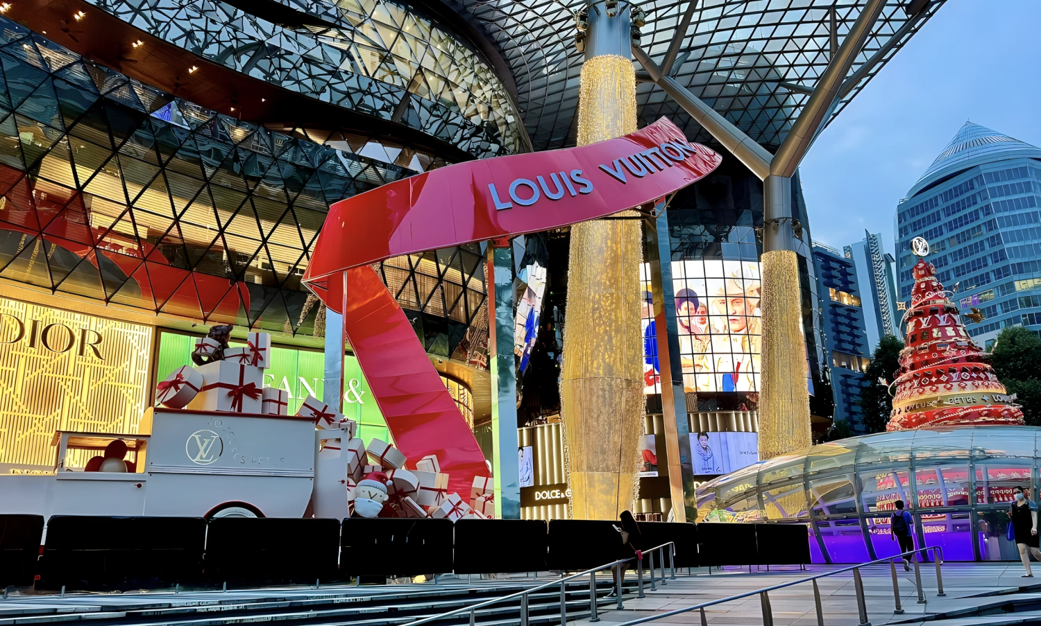 Giant custom-designed Christmas tree with gold and red ornaments, centerpiece of shopping mall festive decoration, custom fabricated by art installation factory for holiday season(5)