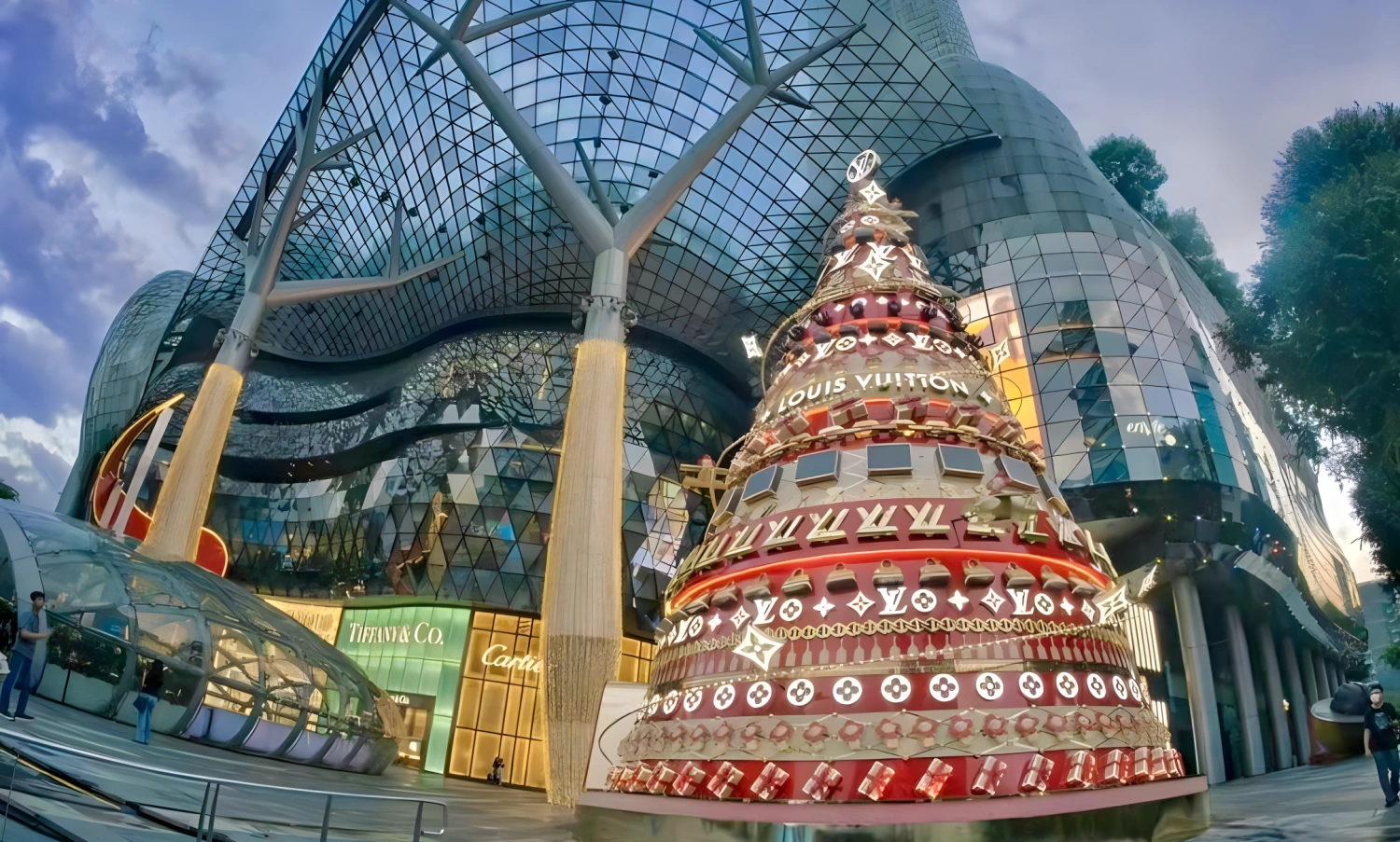 Giant custom-designed Christmas tree with gold and red ornaments, centerpiece of shopping mall festive decoration, custom fabricated by art installation factory for holiday season(7)