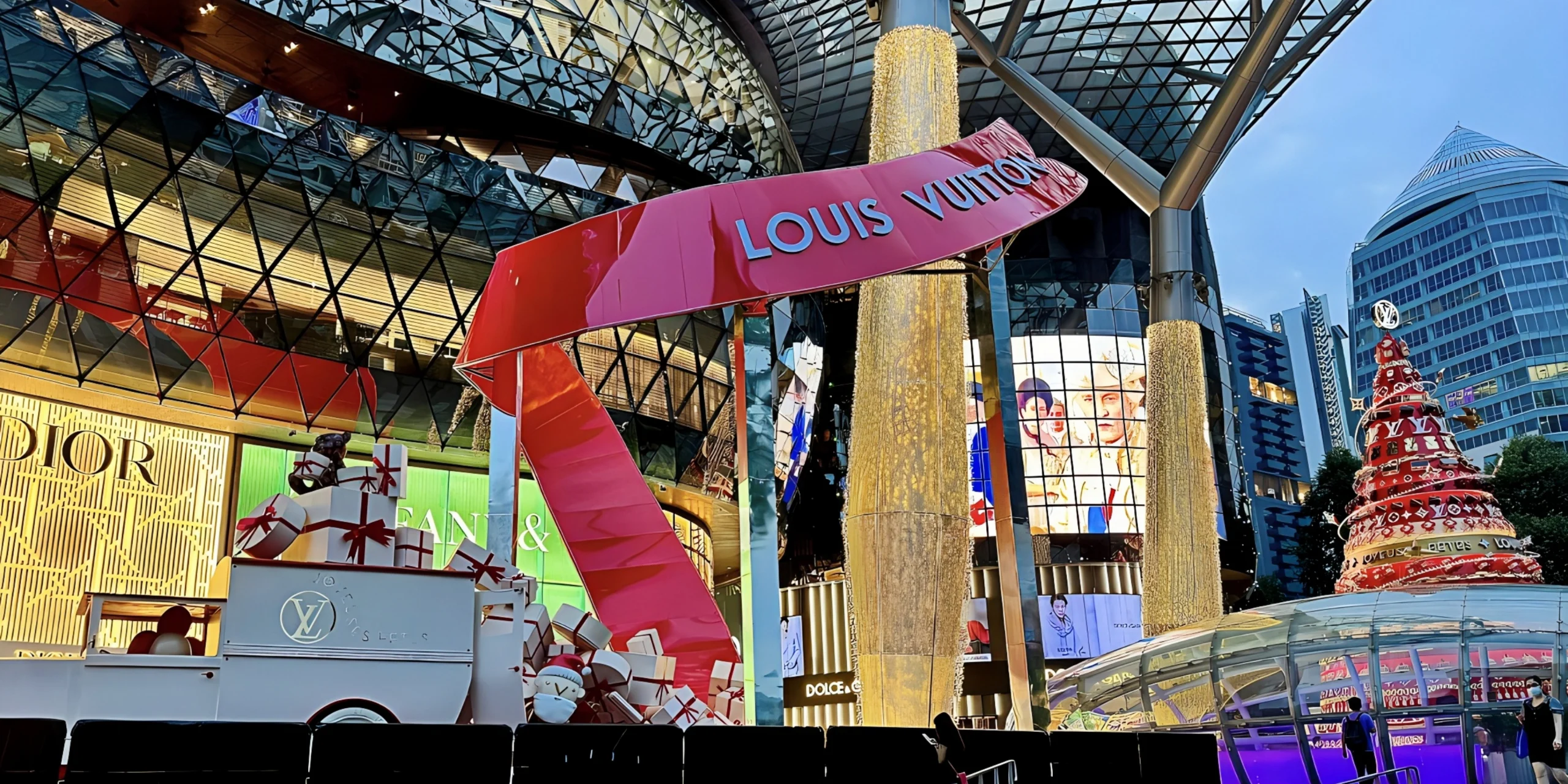 Giant custom-designed Christmas tree with gold and red ornaments, centerpiece of shopping mall festive decoration, custom fabricated by art installation factory for holiday season(11)