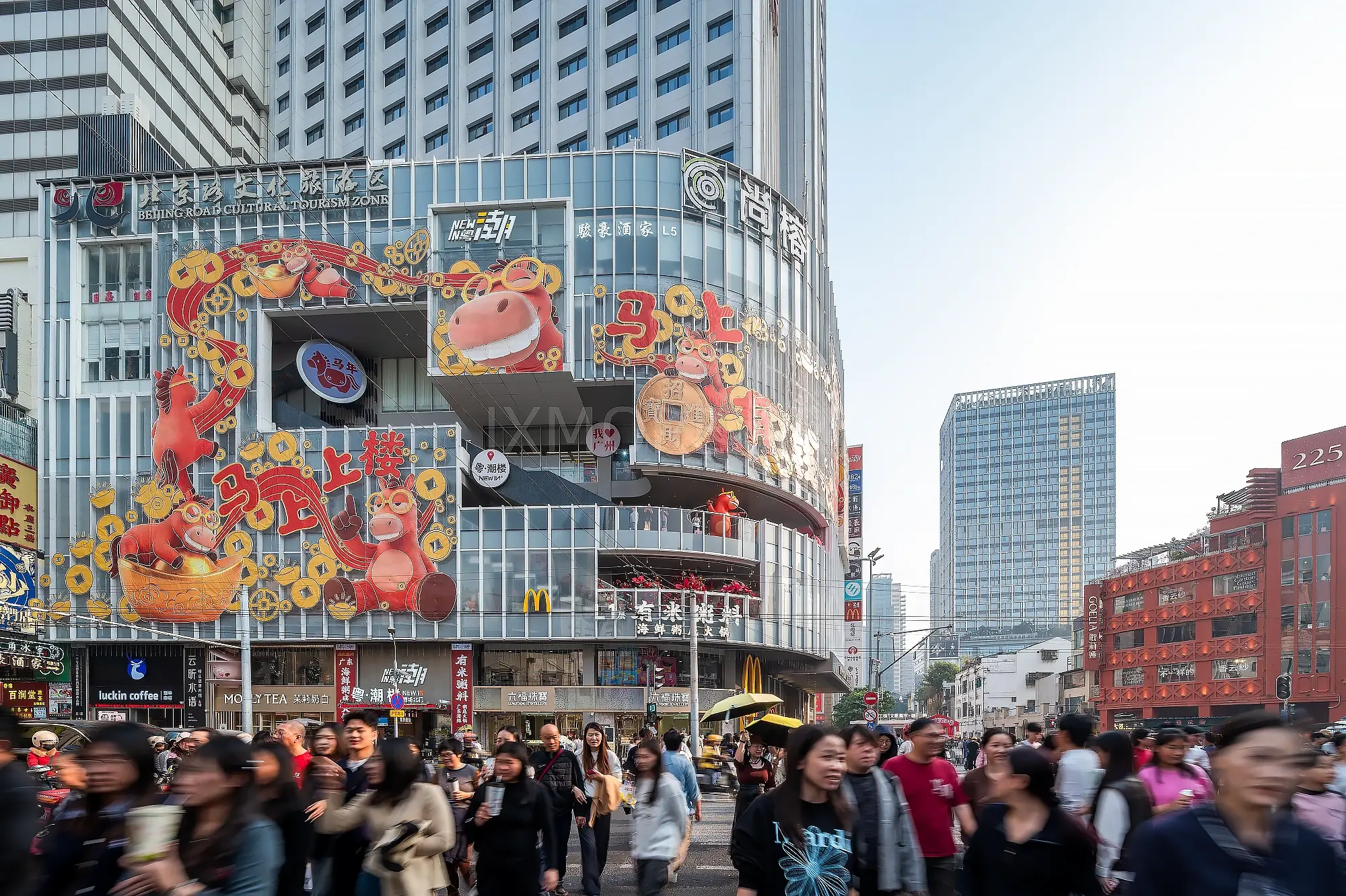 Interactive light art installation at Guangzhou Mall - custom dynamic light sculpture on retail facade(4)