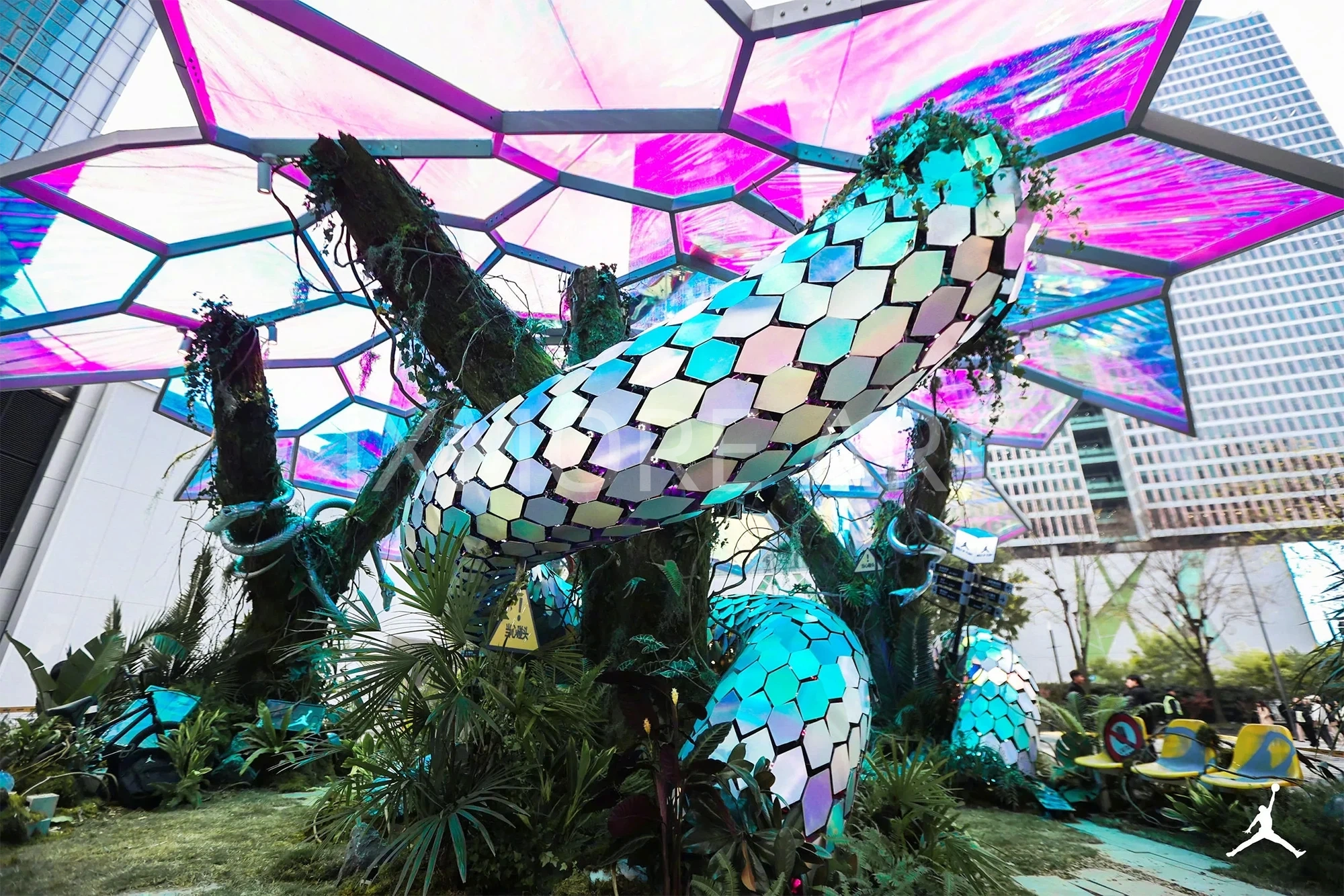 Silver-Python-Invasion-Kinetic-Bionic-Art-Installation-Custom-Activity-Device-for-Mall-Atrium-Fabrication(2)