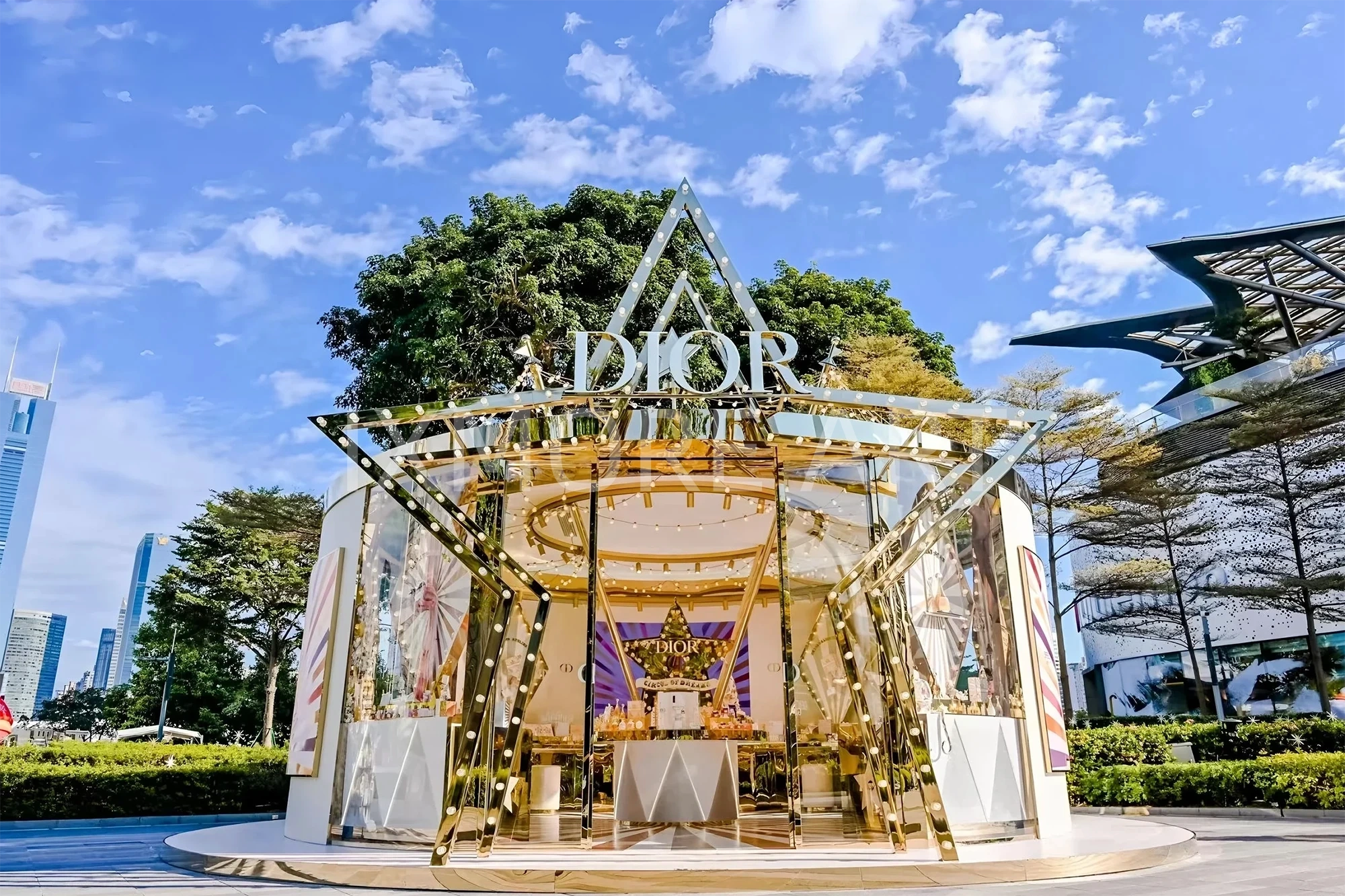 Dior pop-up interactive display props for shopping mall – custom large-scale visual merchandising installation by artisan factory, blending luxury theme decor(3)