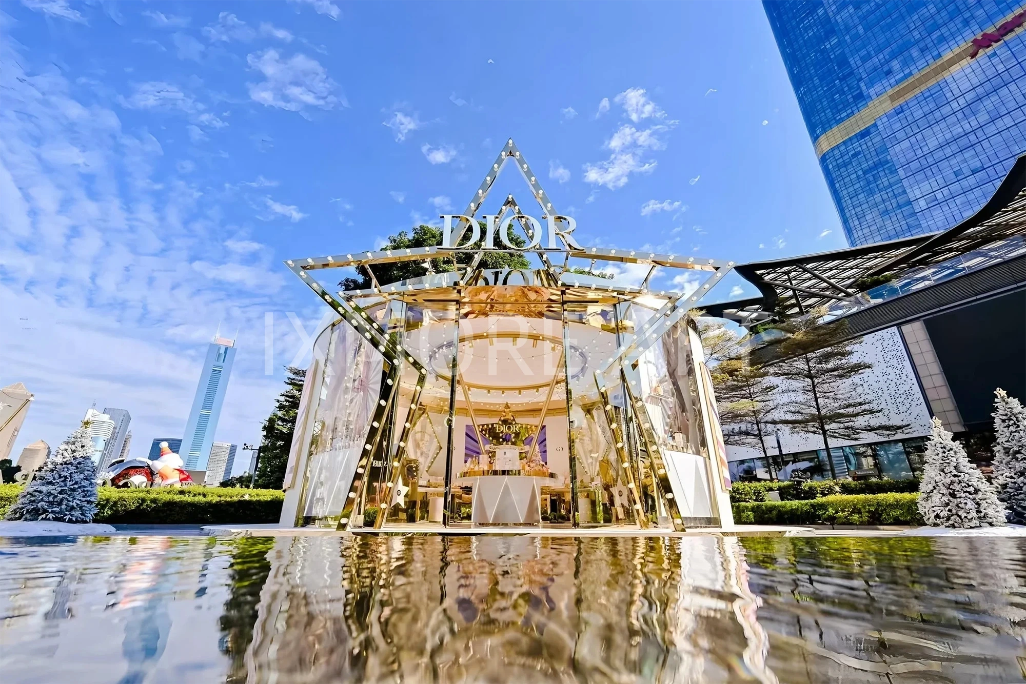 Dior pop-up interactive display props for shopping mall – custom large-scale visual merchandising installation by artisan factory, blending luxury theme decor(5)