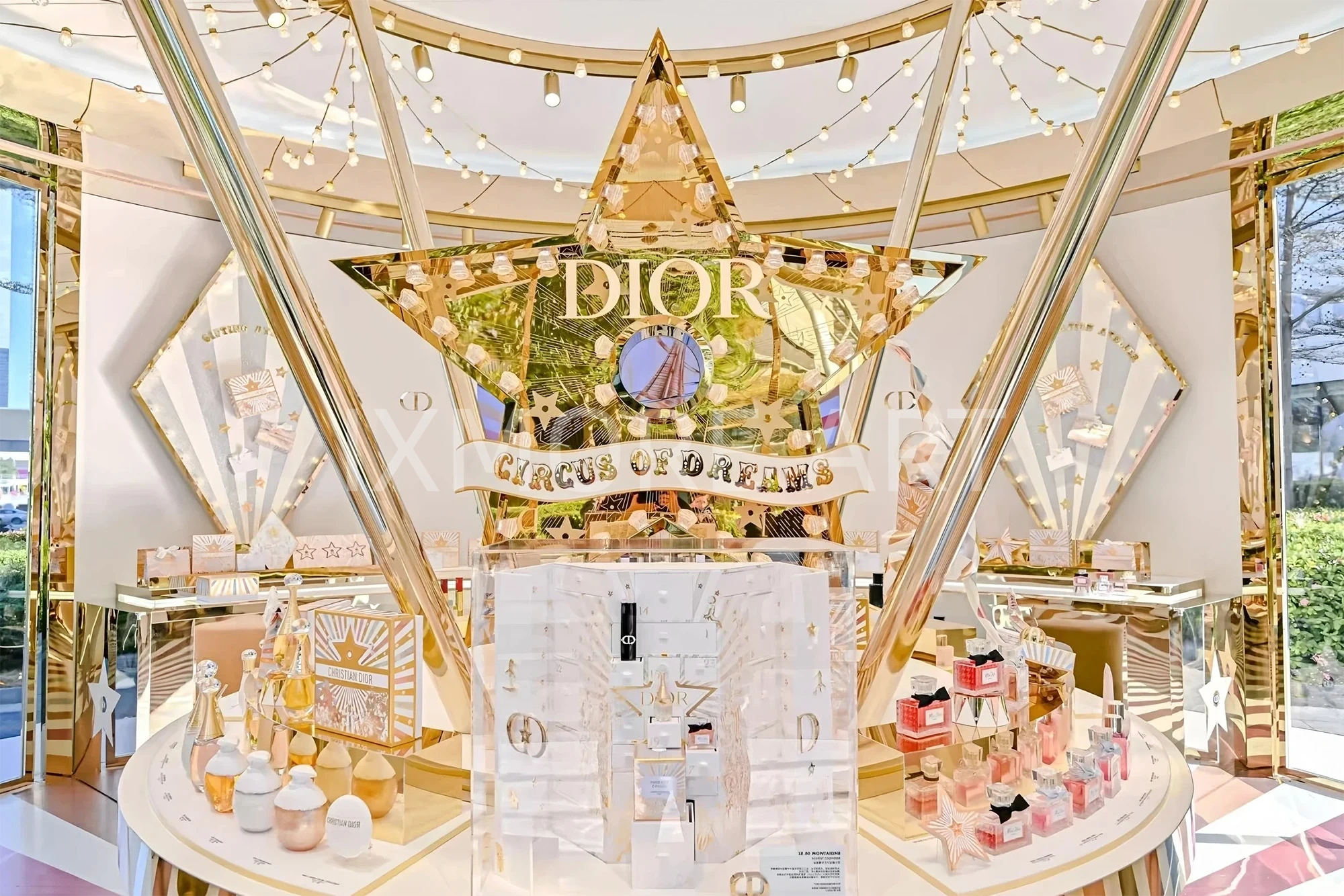 Dior pop-up interactive display props for shopping mall – custom large-scale visual merchandising installation by artisan factory, blending luxury theme decor(6)