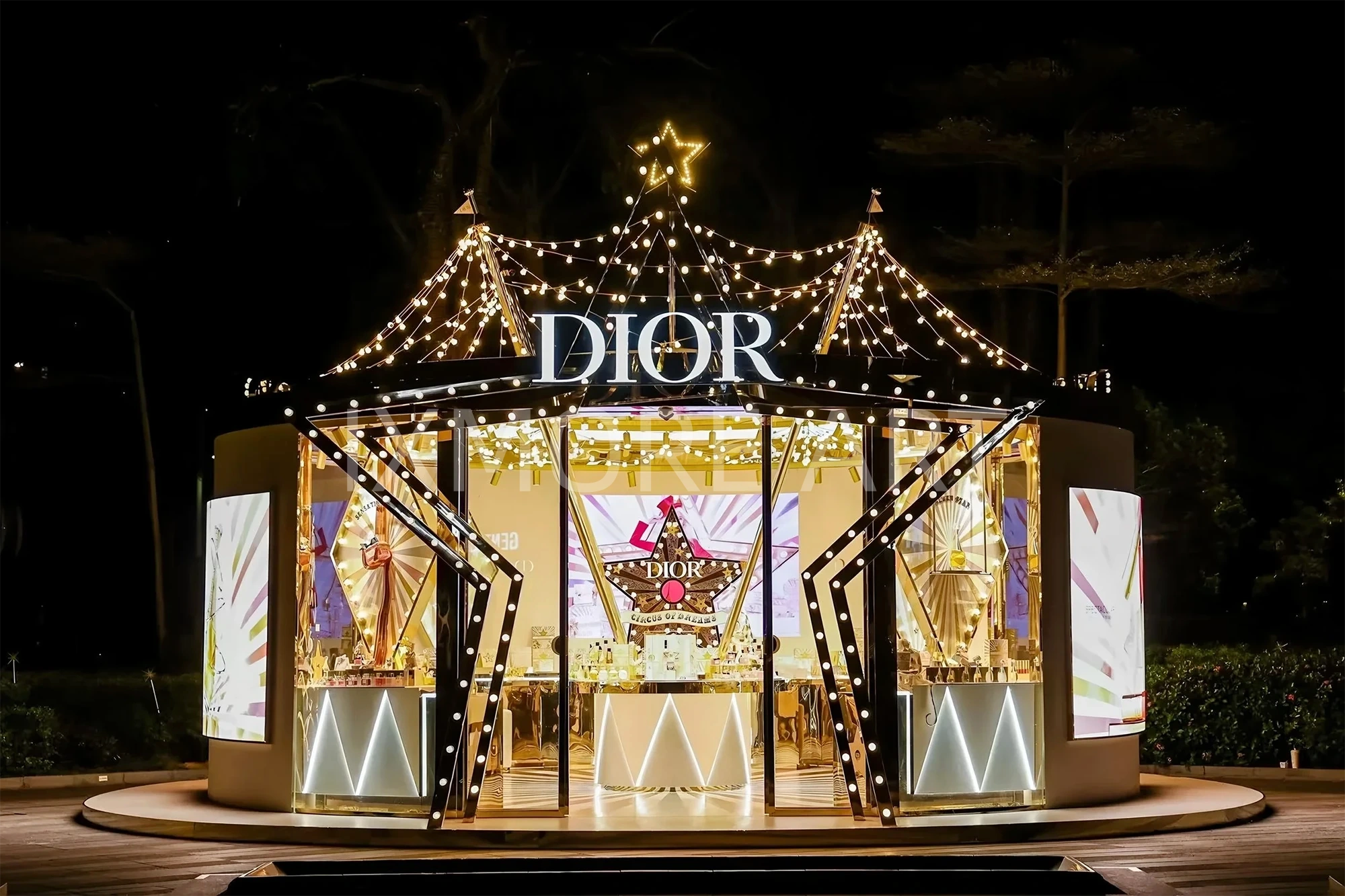 Dior pop-up interactive display props for shopping mall – custom large-scale visual merchandising installation by artisan factory, blending luxury theme decor(7)