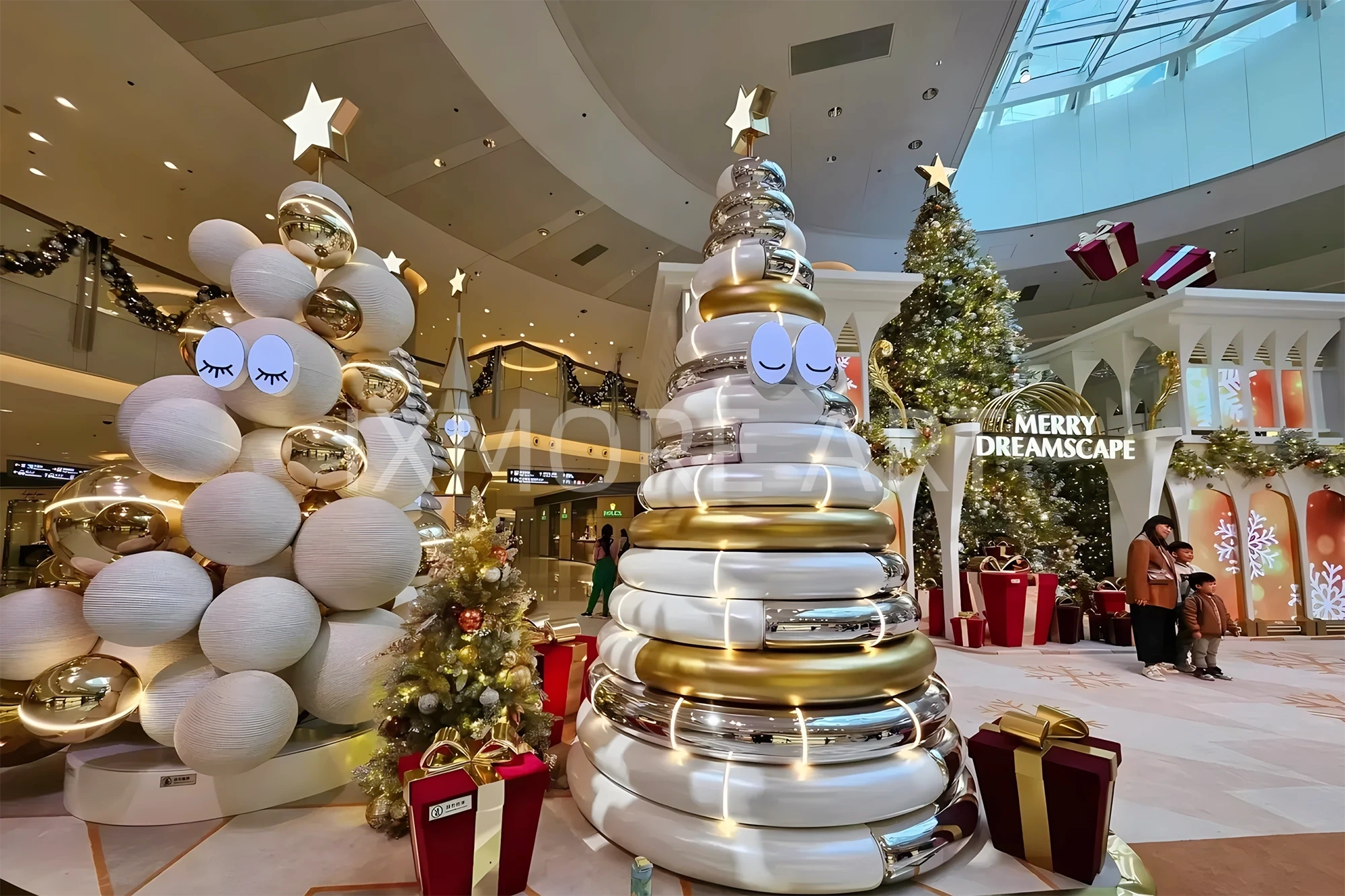 Custom Christmas themed scene installation at Elements Mall HK – made by retail holiday décor factory (2)