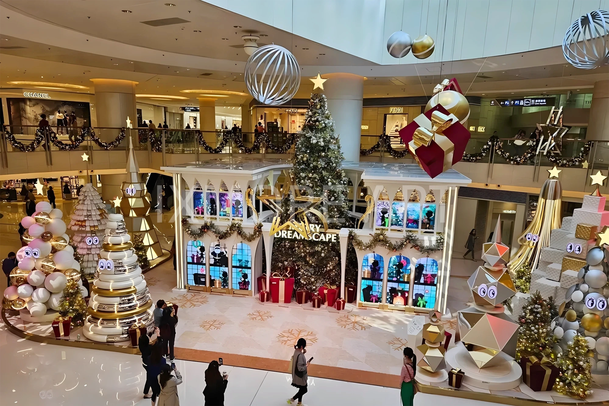 Custom Christmas themed scene installation at Elements Mall HK – made by retail holiday décor factory(4)