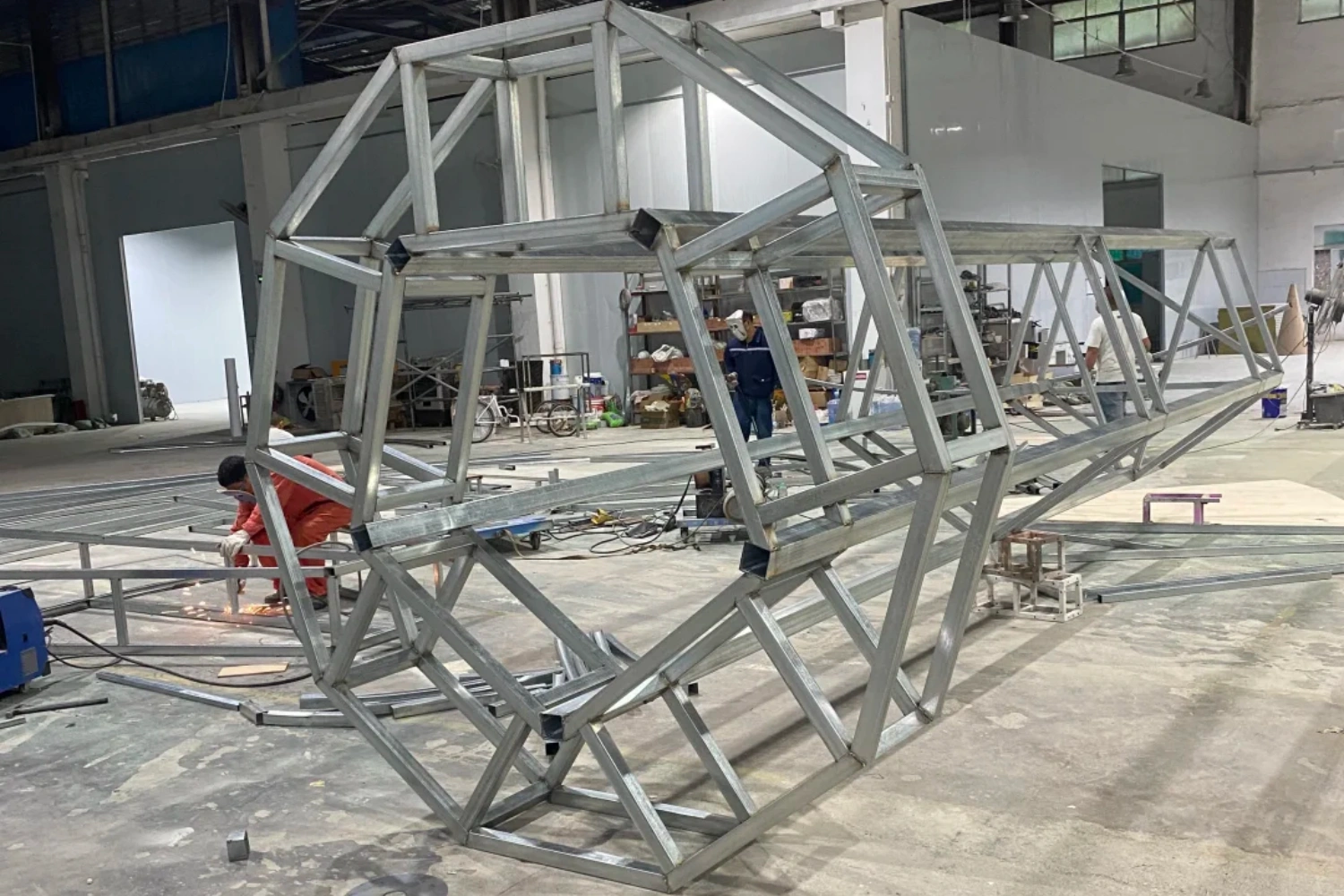 Factory pre-fabrication and on-site build process of custom Christmas props for Haiya Binfen City turnkey project(3)