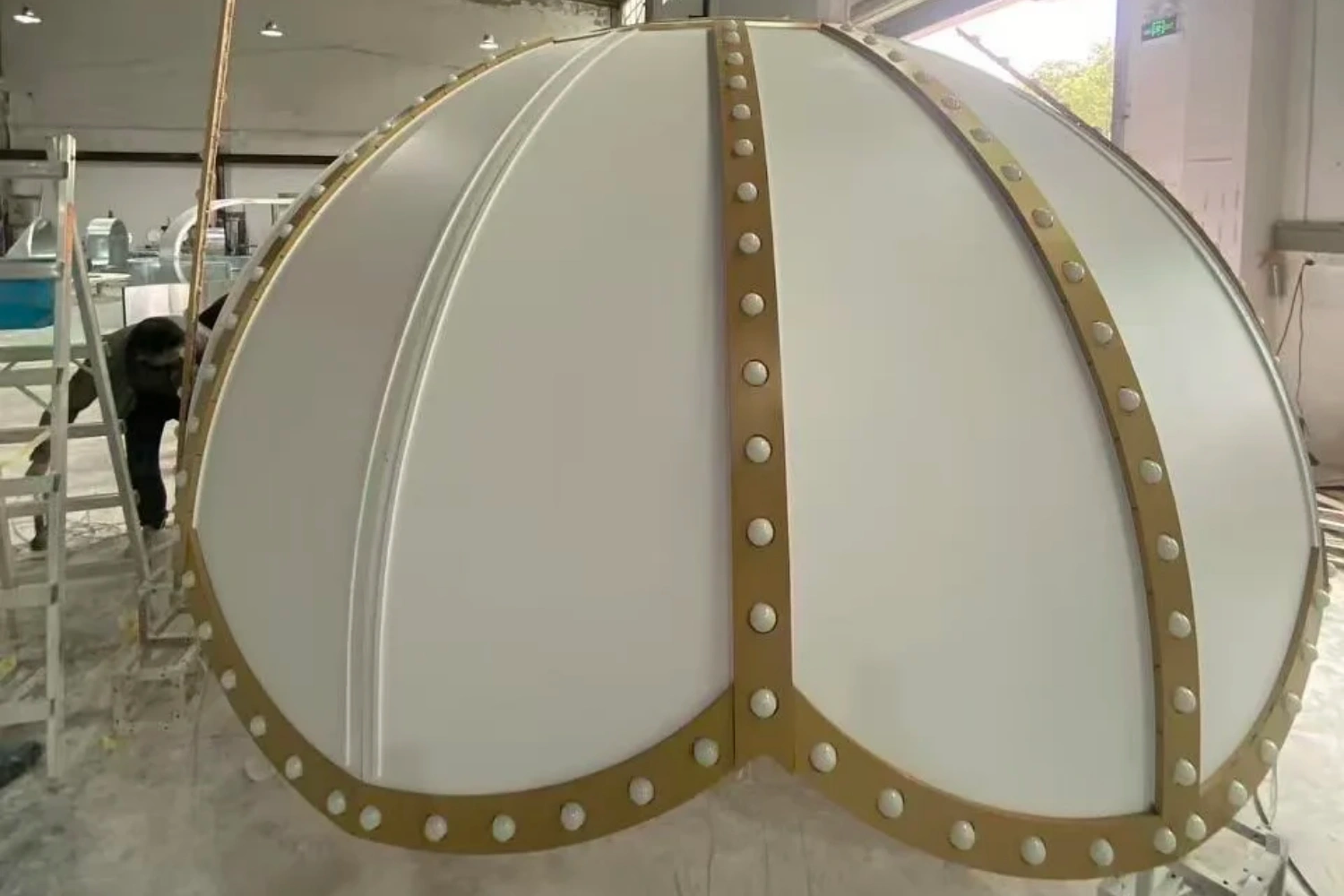 Factory pre-fabrication and on-site build process of custom Christmas props for Haiya Binfen City turnkey project(5)