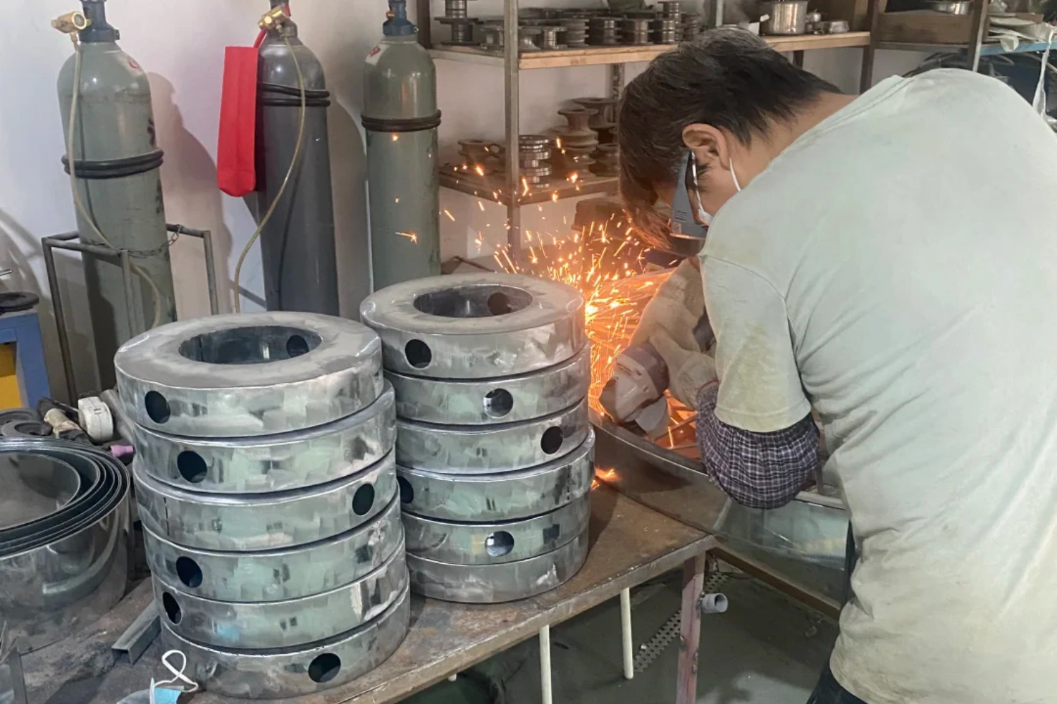 Factory pre-fabrication and on-site build process of custom Christmas props for Haiya Binfen City turnkey project(6)