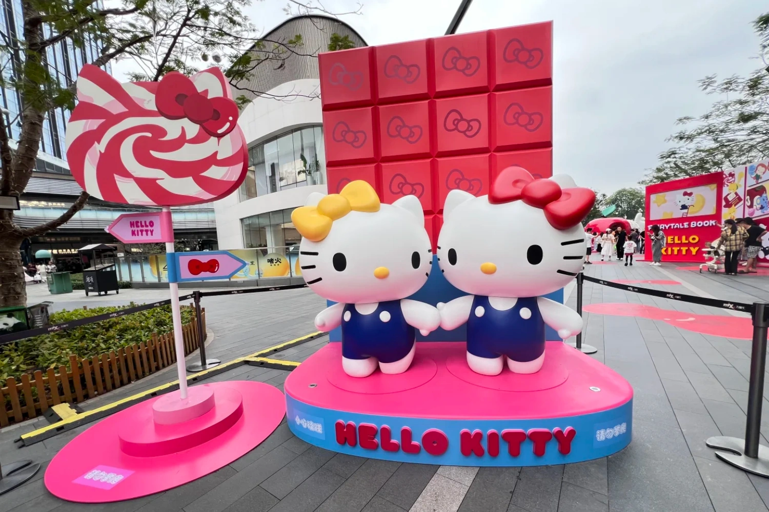 Hello Kitty dream theme exhibition custom installation overview at shopping mall, featuring immersive pink fantasy world with giant character sculptures and interactive displays, custom fabricated by professional art decoration factory-11