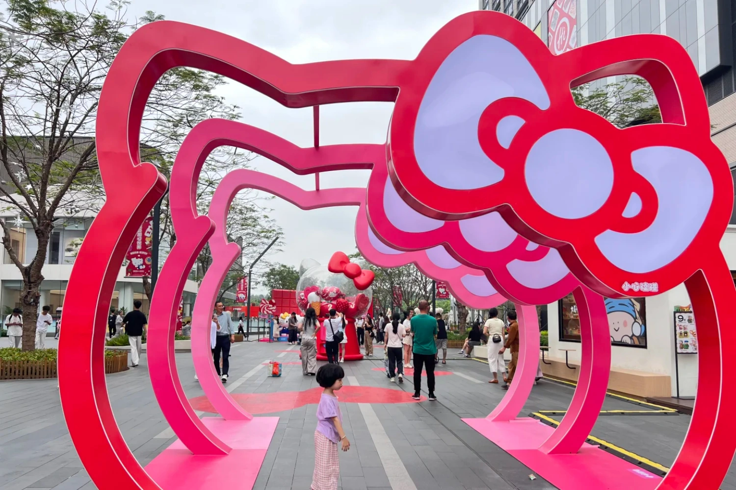 Hello Kitty dream theme exhibition custom installation overview at shopping mall, featuring immersive pink fantasy world with giant character sculptures and interactive displays, custom fabricated by professional art decoration factory-12