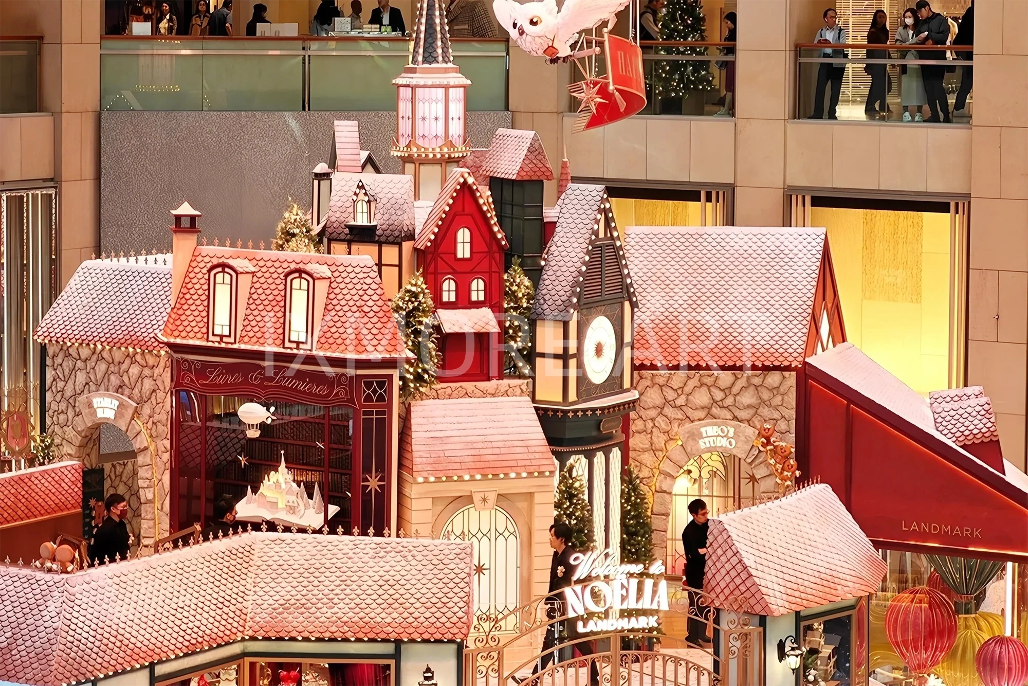 Custom Christmas castle props for Landmark Hong Kong – mall holiday art installation(6)