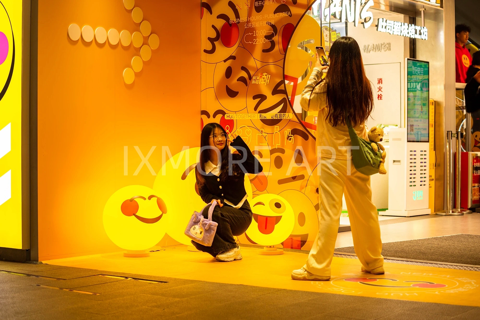 Alt English:Light-emitting mall facade art installation for Yuechao Building, mall art installation custom-made by factory, illuminated commercial scene props for mall facade art(11)