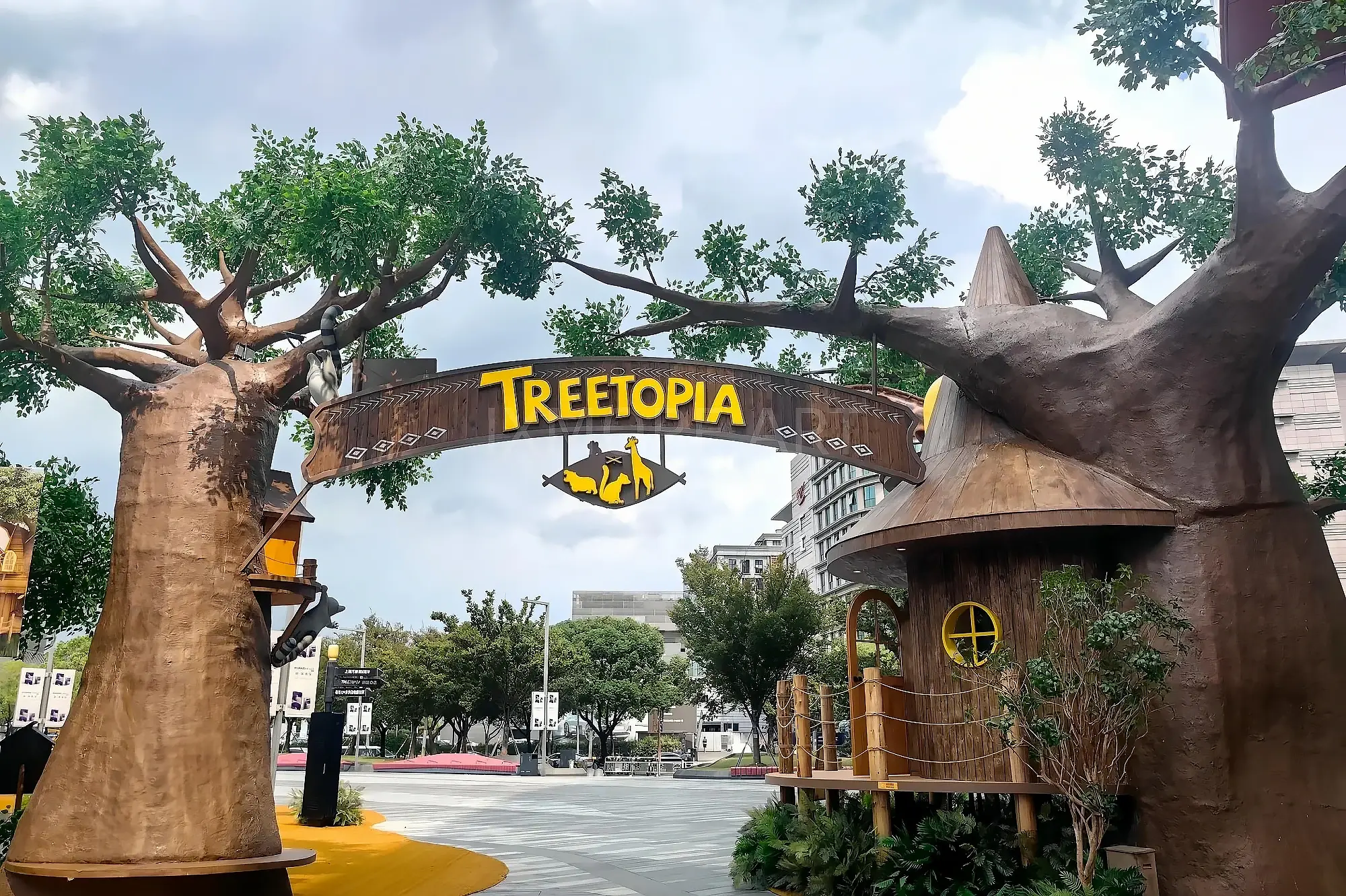 Mall forest tree house full scene, custom art installation factory themed scene creation, internet-famous prop fabrication, amusement park scene prop real shot(1)