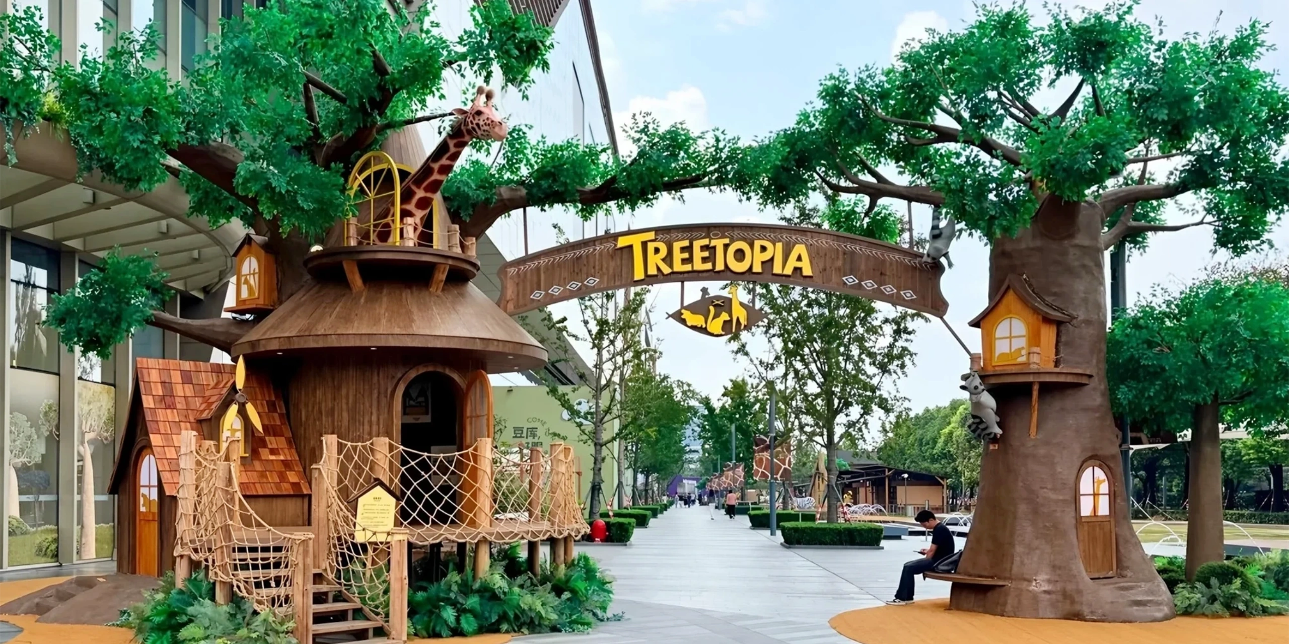 Mall Treehouse Display & Themed Scenery