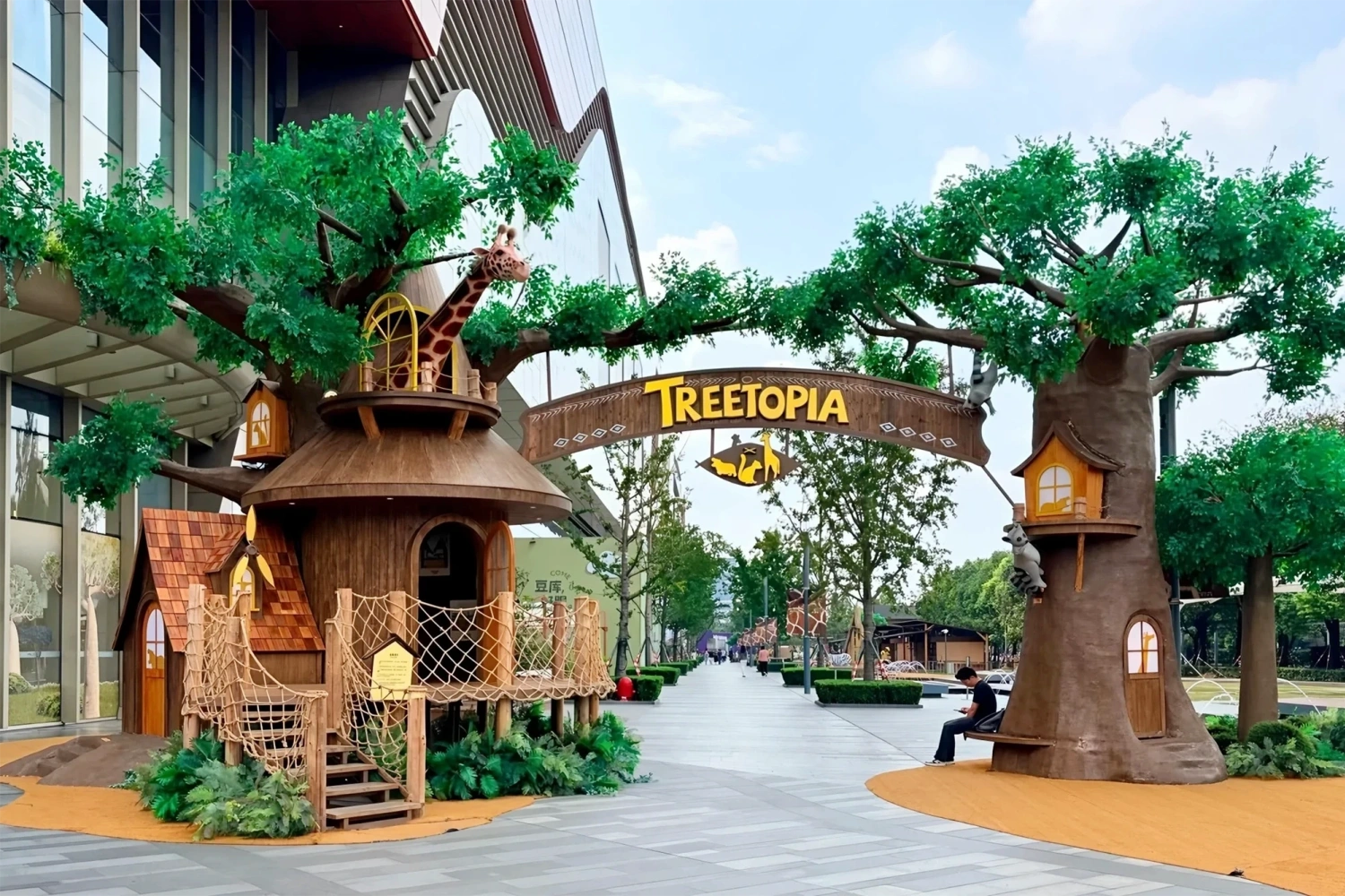 Mall Treehouse Display & Themed Scenery