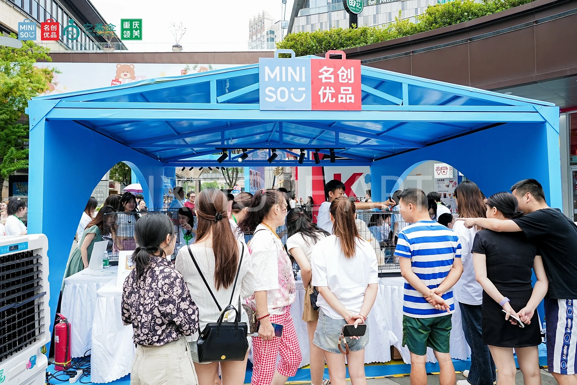 MINISO-charity-pop-up-exhibition-production-custom-art-factory-brand-marketing-display-shopping-mall-event-manufacturing（10）