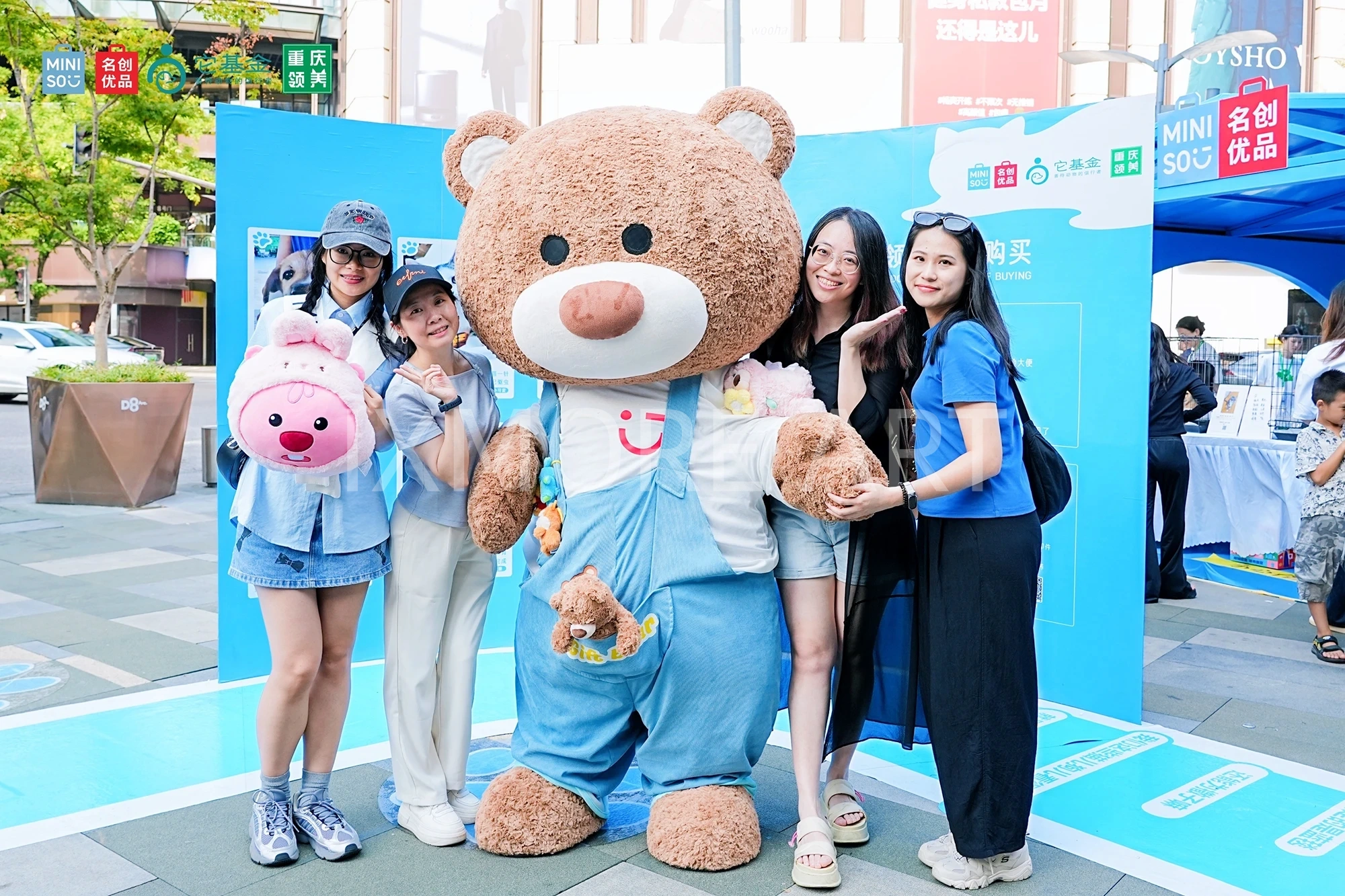 MINISO-charity-pop-up-exhibition-production-custom-art-factory-brand-marketing-display-shopping-mall-event-manufacturing（12）