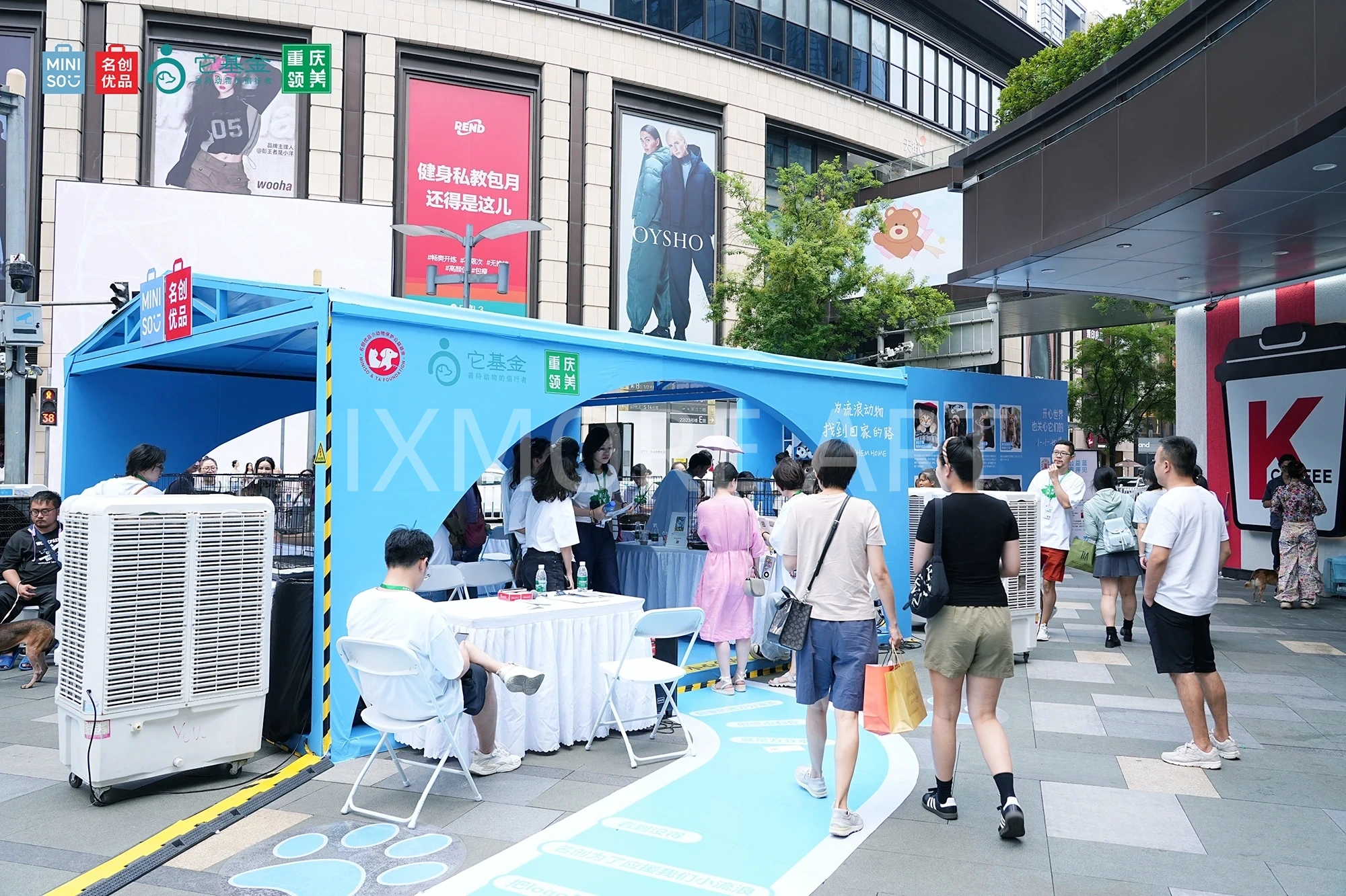 MINISO-charity-pop-up-exhibition-production-custom-art-factory-brand-marketing-display-shopping-mall-event-manufacturing（7）