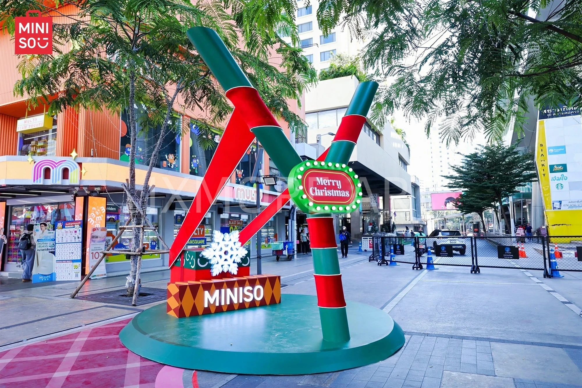 Custom IP Christmas scene props for MINISOLAND immersive experience from fabrication factory（6）