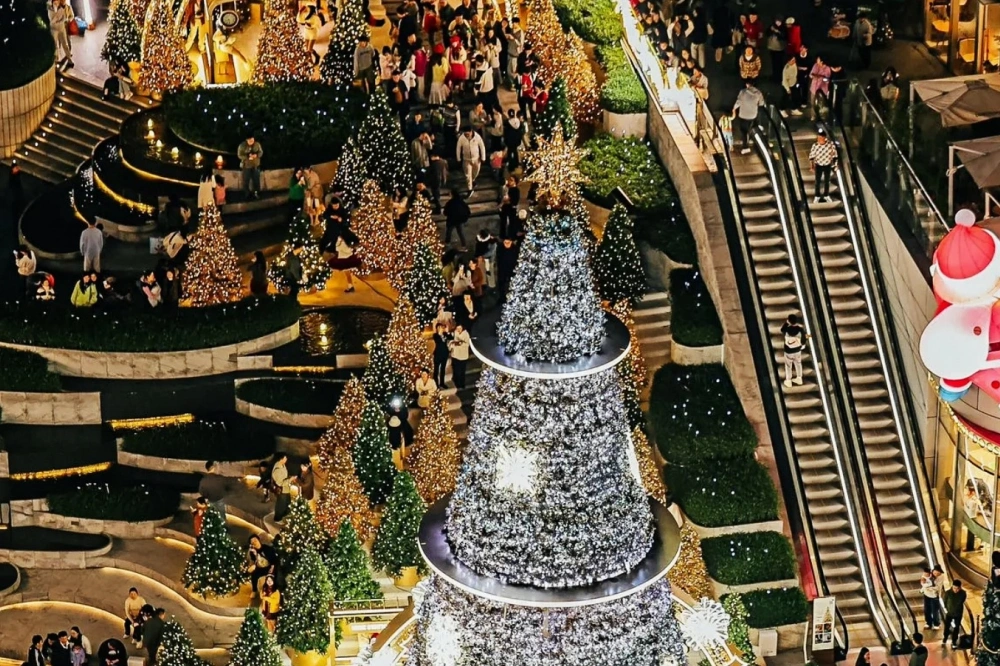 The Secret Weapon for Boosting Holiday Foot Traffic: A Step-by-Step Guide to Replicating the MIXC Mall’s Large-Scale Outdoor Christmas Installation and Perfect Assembly!