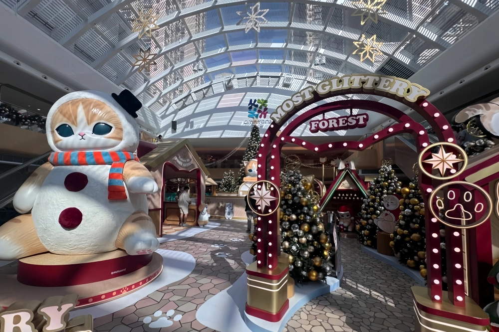 Want to Create a Viral Commercial Christmas Decoration at MOSTown? Here’s How Custom Prop Fabrication and Installation Steal the Spotlight!
