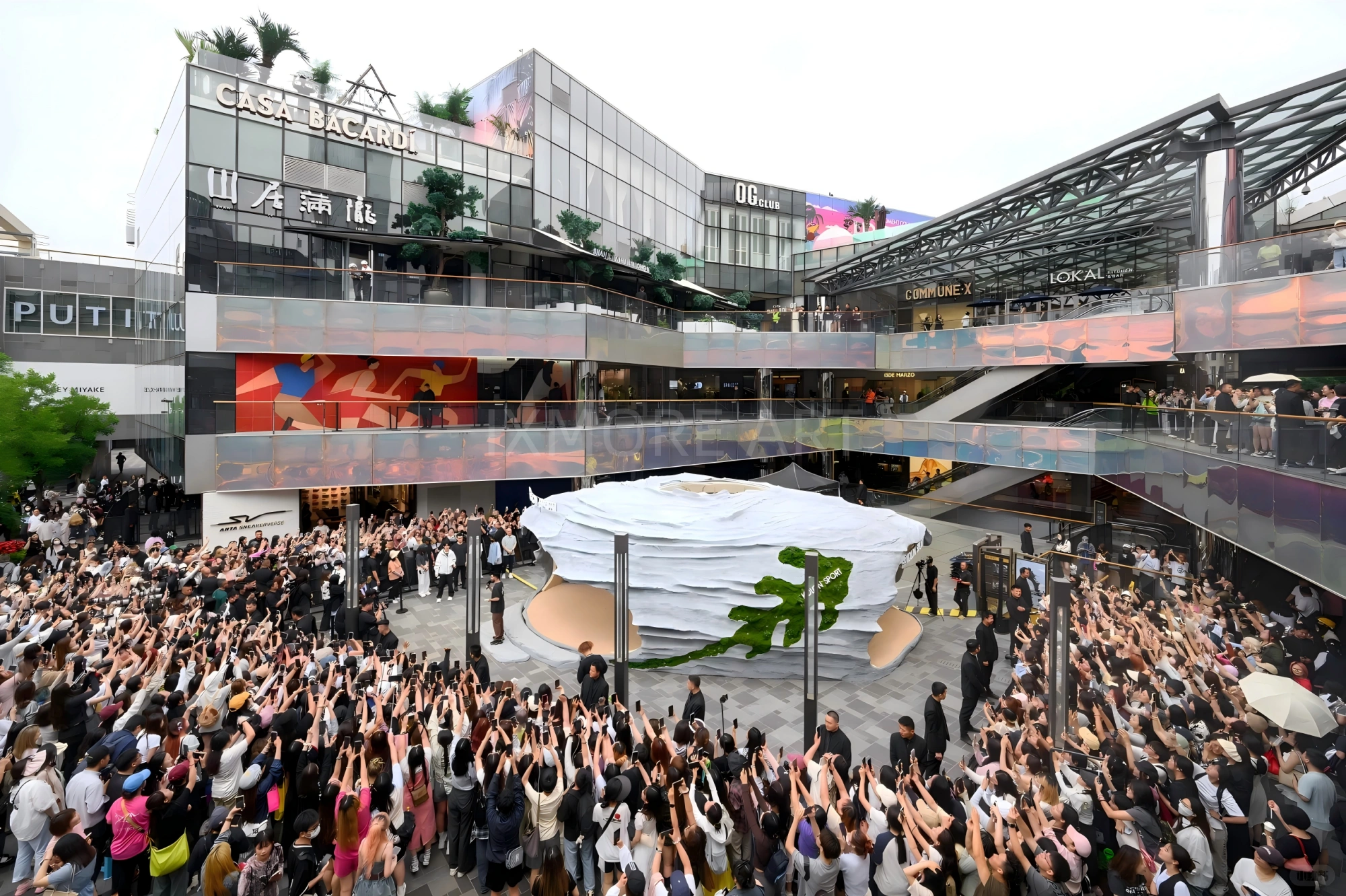 Full view of KOLON Natural Momentum limited-time pop-up, one-stop custom event fabrication service by art factory, finished immersive marketing installation with professional event prop fabrication(1)
