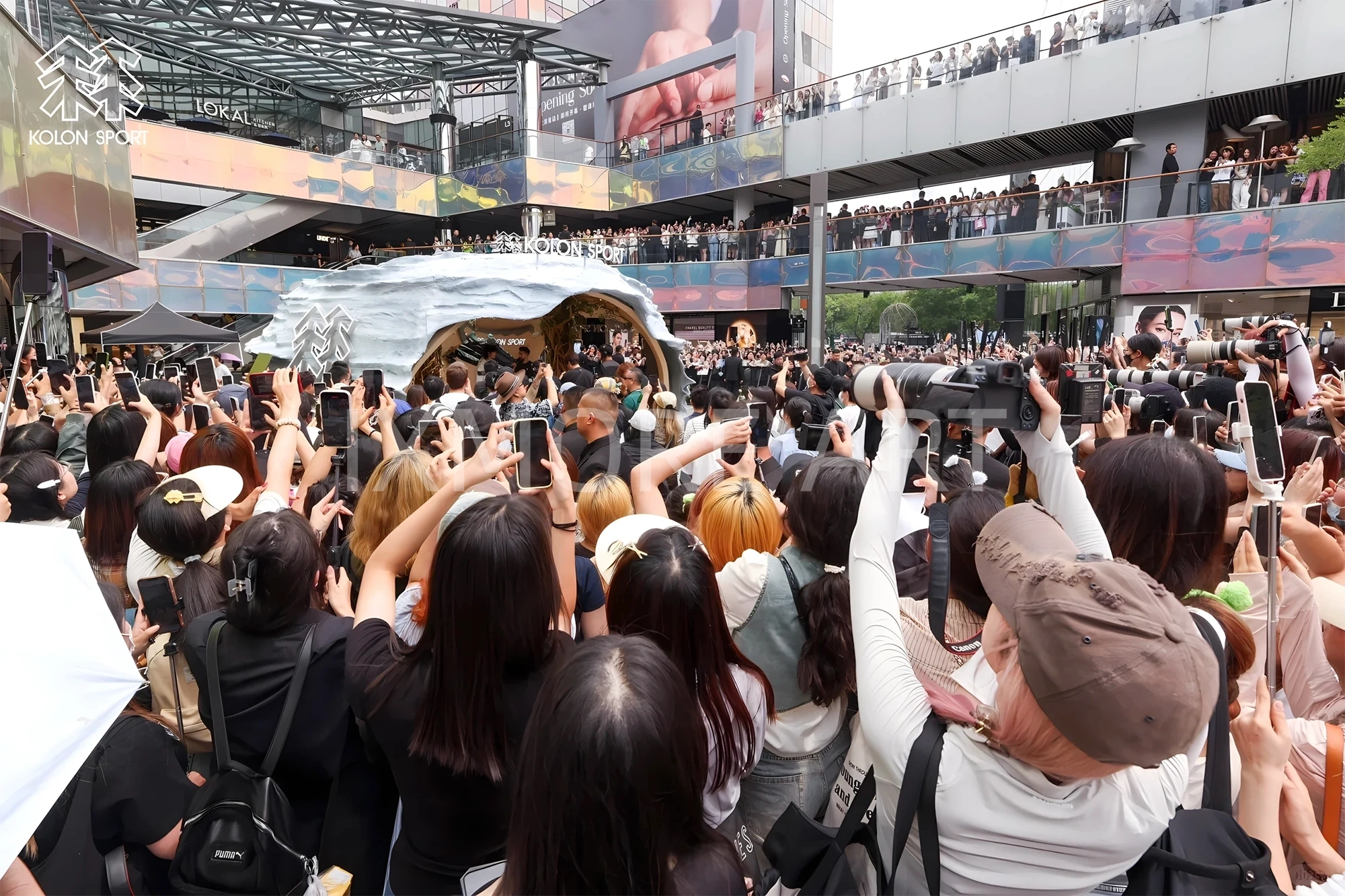 Full view of KOLON Natural Momentum limited-time pop-up, one-stop custom event fabrication service by art factory, finished immersive marketing installation with professional event prop fabrication.(10)