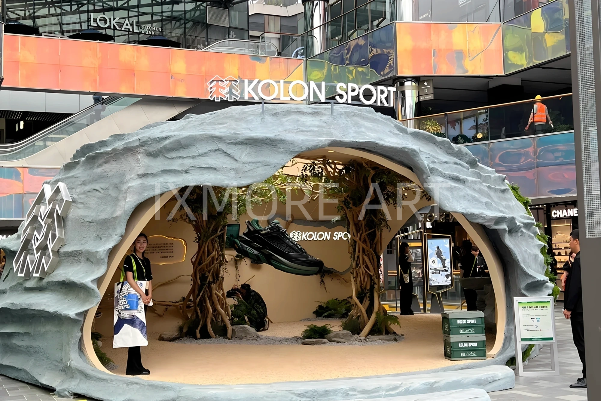 Full view of KOLON Natural Momentum limited-time pop-up, one-stop custom event fabrication service by art factory, finished immersive marketing installation with professional event prop fabrication.(2)