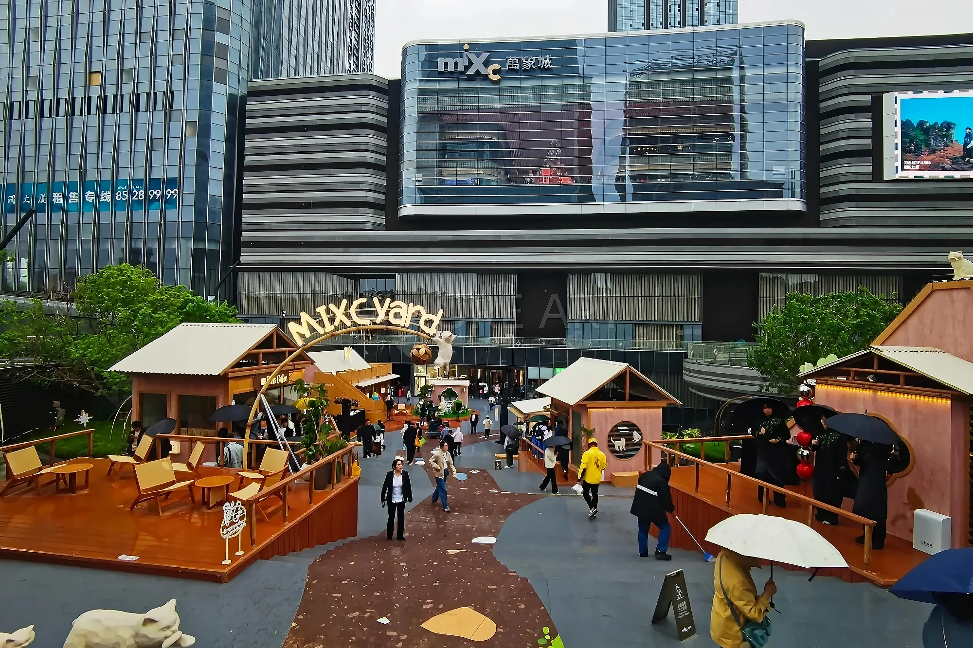 Custom immersive commercial courtyard street scene props handmade by art installation fabrication factory(2)