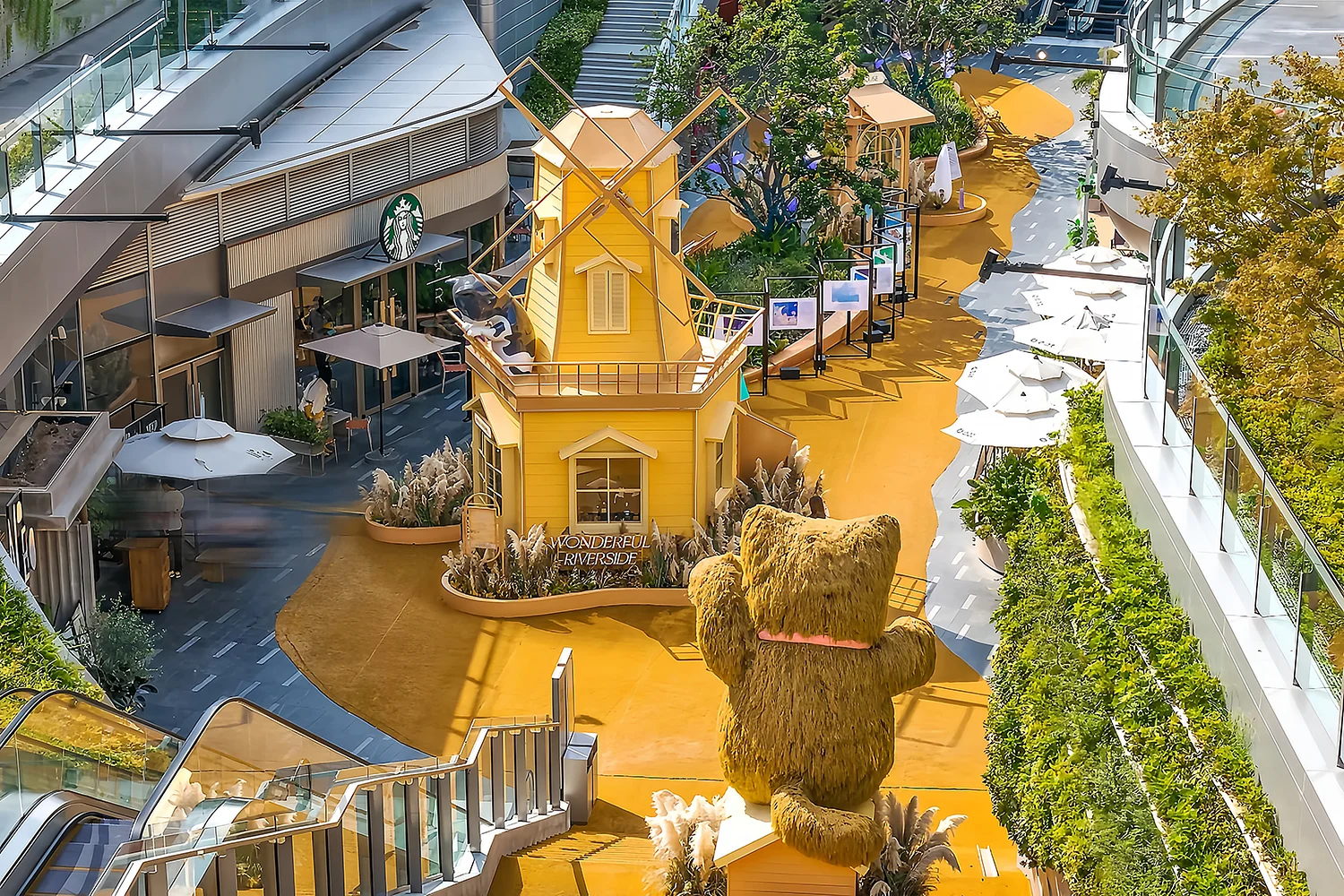 Custom Giant Sculptures for Commercial Centers