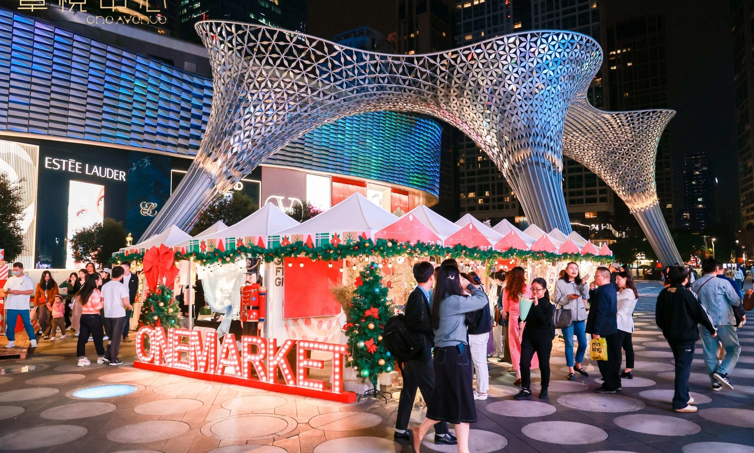 Whole real scene of giant gift box Christmas decoration in Excellence Mall atrium, large Christmas installation finished by original art factory-01