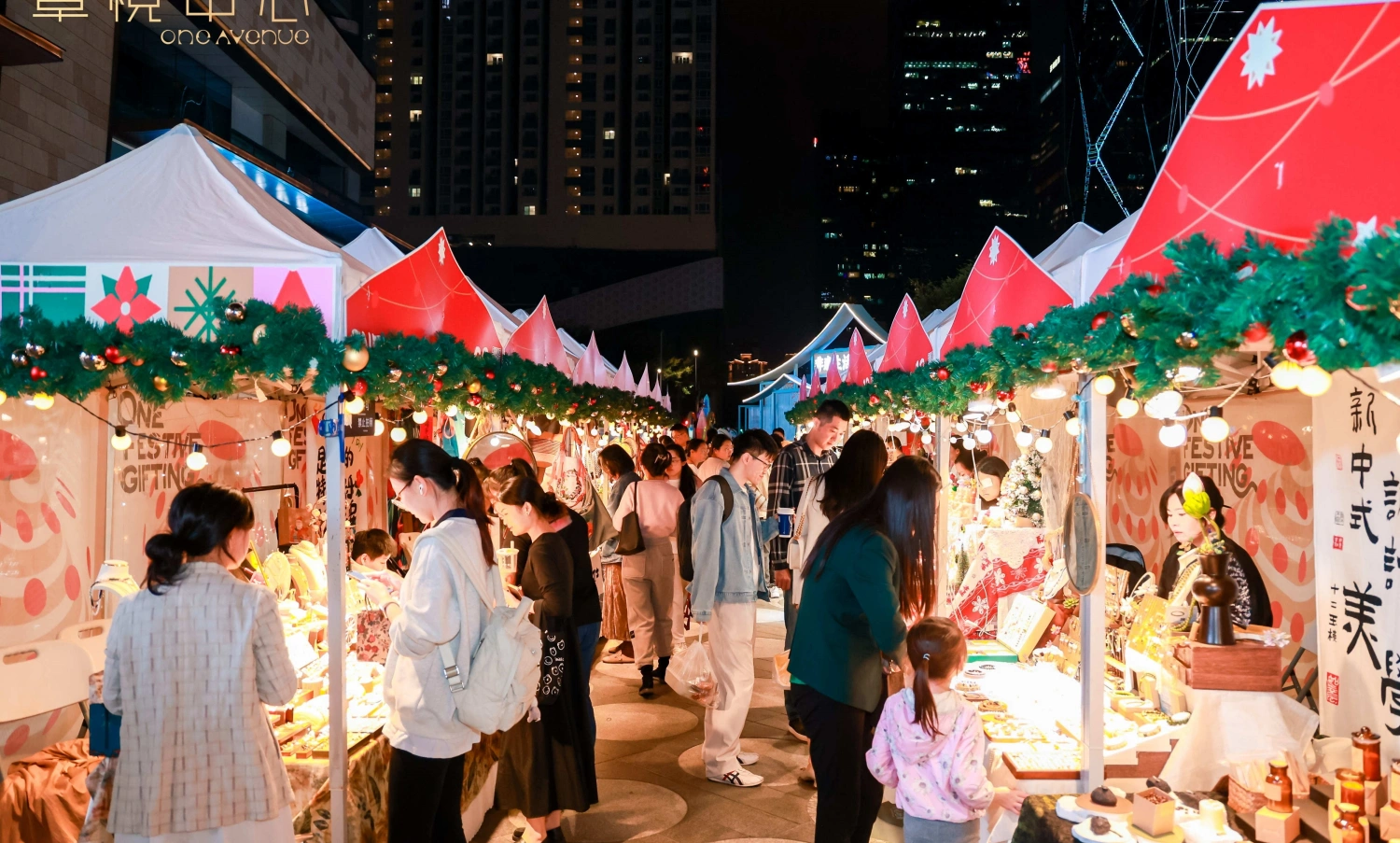 Whole real scene of giant gift box Christmas decoration in Excellence Mall atrium, large Christmas installation finished by original art factory-10