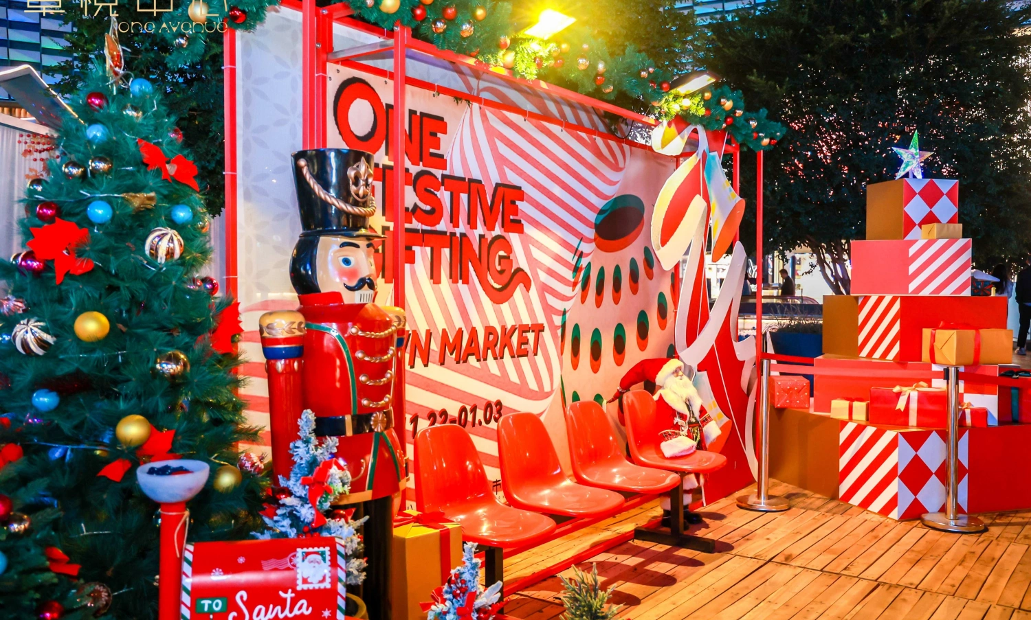 Whole real scene of giant gift box Christmas decoration in Excellence Mall atrium, large Christmas installation finished by original art factory-08