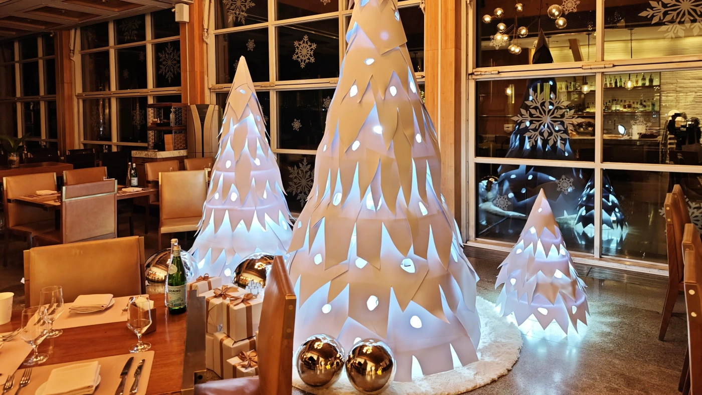 EPS and XPS foam carving for lightweight Christmas installations