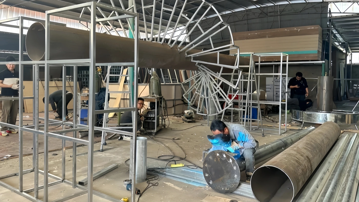 Custom export packaging for large-scale mall installations with protective crates and cushioning materials